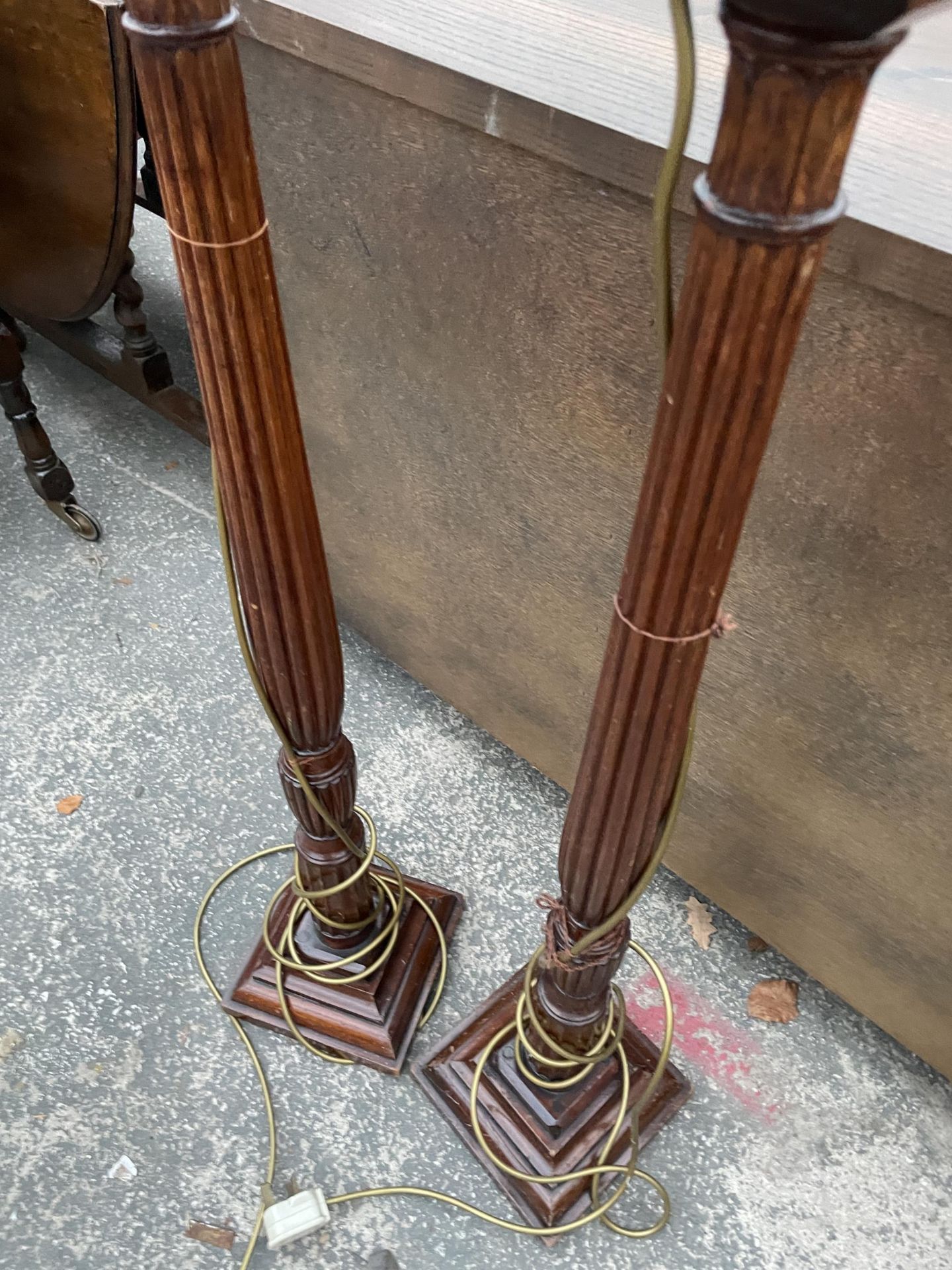 A PAIR OF 19TH CENTURY STYLE TALL LAMPS ON TURNED AND FLUTED COLUMNS ON STEPPED BASE - Image 3 of 3