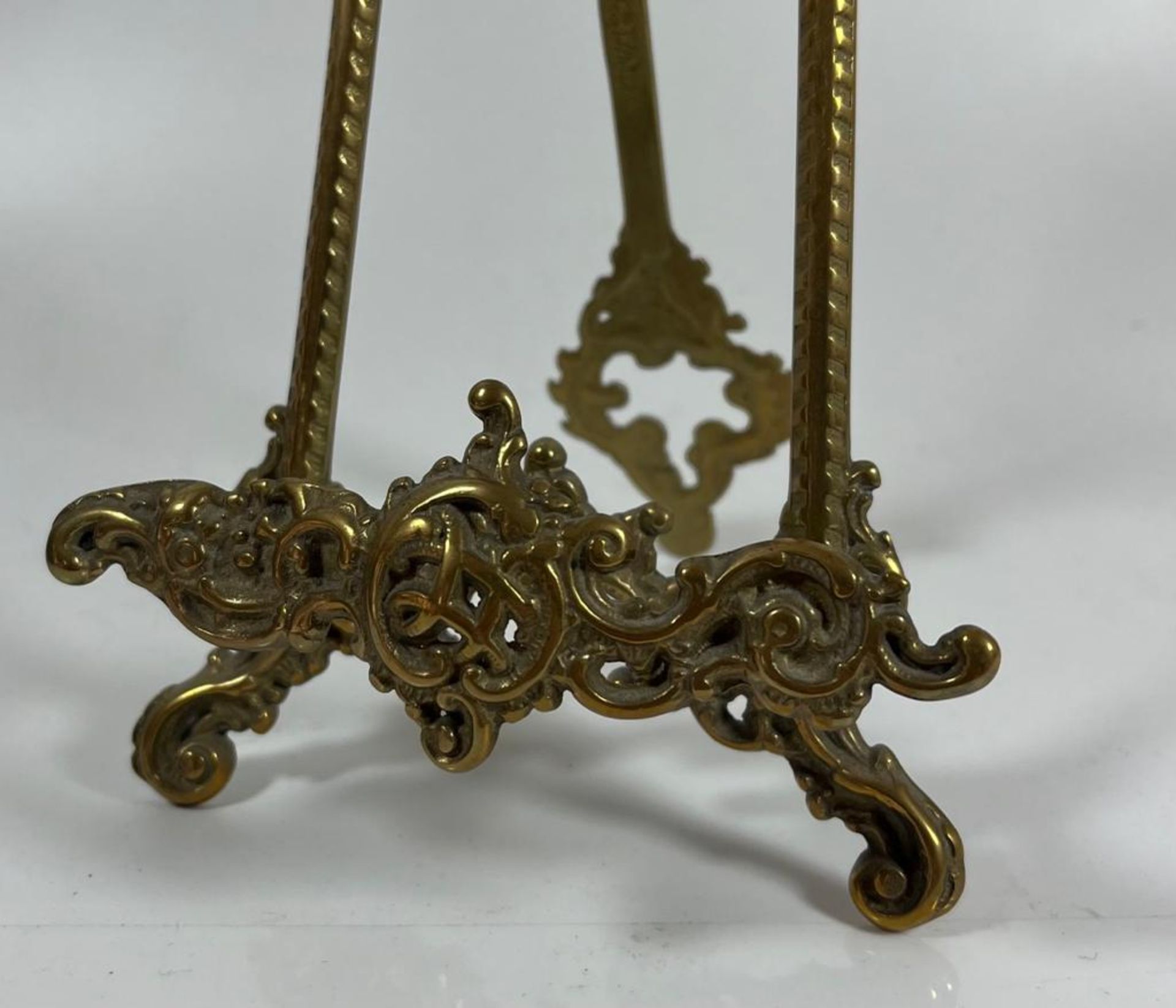 A VINTAGE BRASS TABLE TOP EASEL DISPLAY, HEIGHT 24 CM - Image 3 of 4