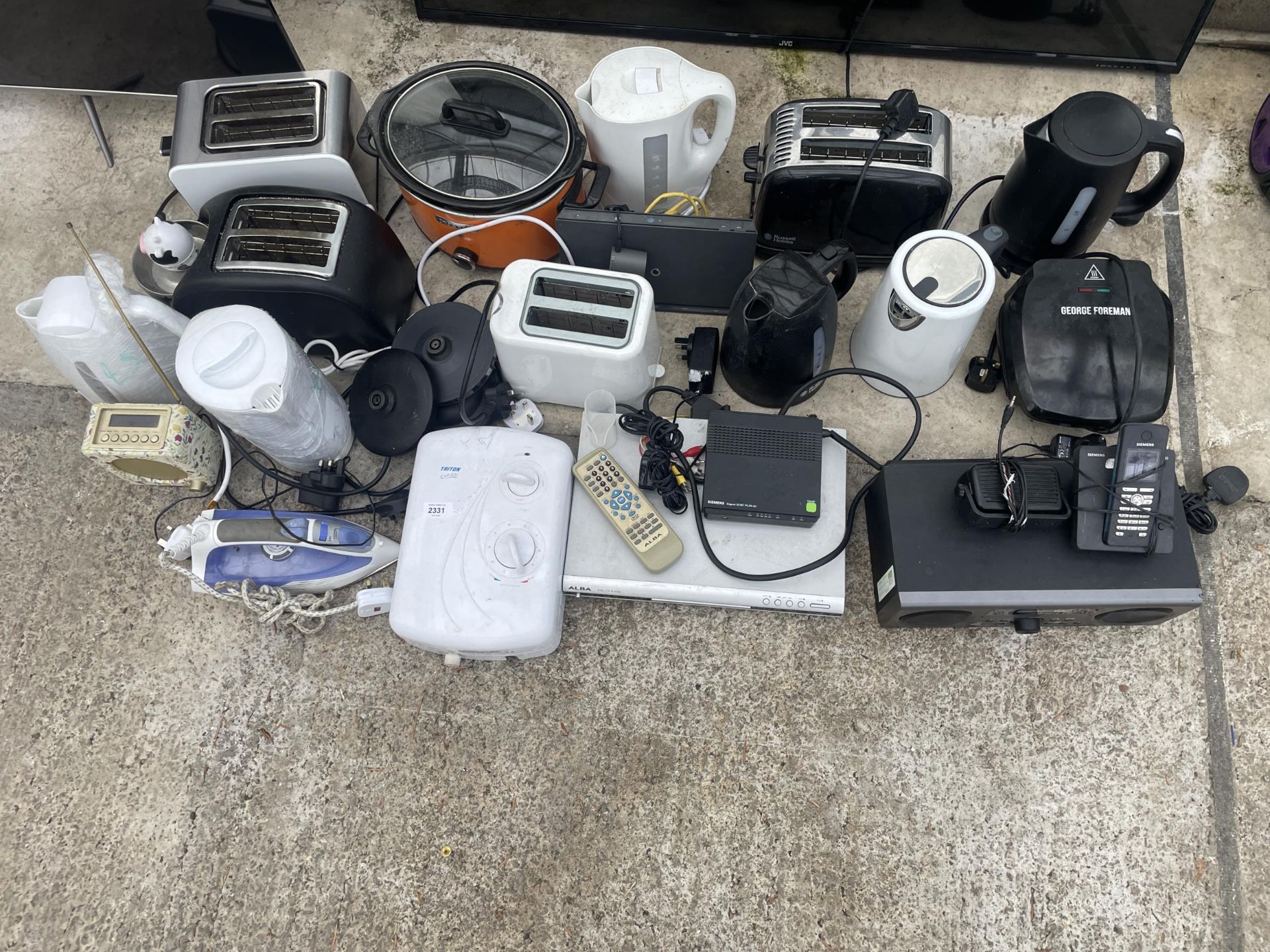 A LARGE ASSORTMENT OF ITEMS TO INCLUDE KETTLES AND TOASTERS ETC