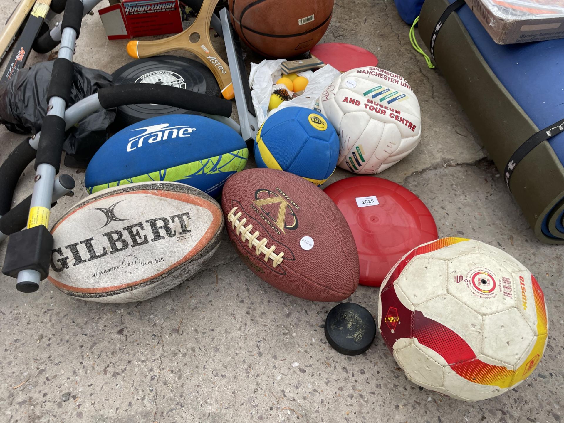 AN ASSORTMENT OF SPORTS EQUIPMENT TO INCLUDE BALLS, RACKETS AND HOCKEY STICKS ETC - Image 2 of 4