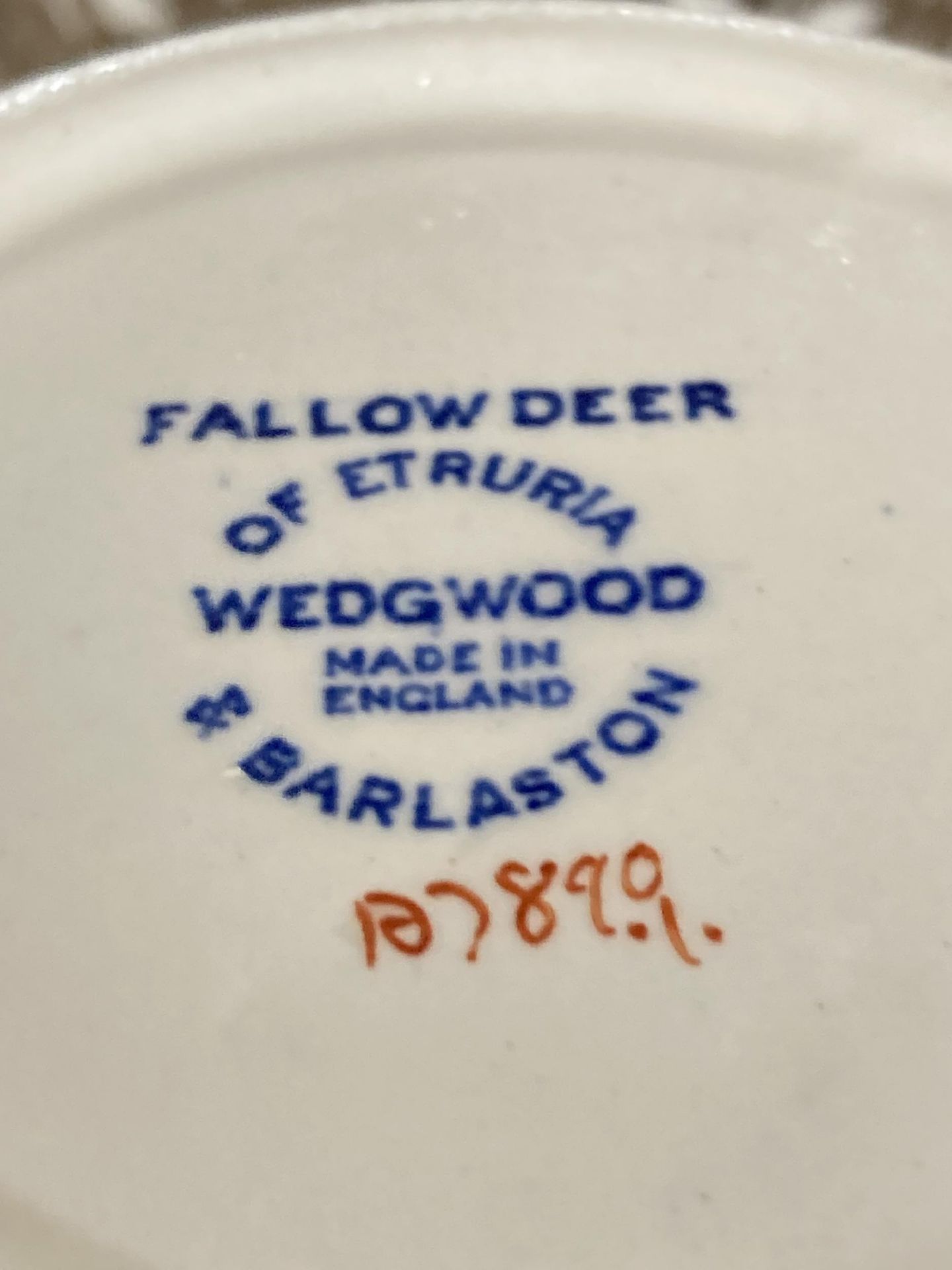 TWO PIECES OF WEDGWOOD OF ETRURIA TO INCLUDE A JUG 'FALLOW DEER' AND A SILVER COLOURED PLANTER - Bild 4 aus 4