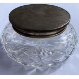 AN ELIZABETH II 1954 HALLMARKED BIRMINGHAM SILVER TOPPED AND CUT GLASS DRESSING TABLE POT, MAKER