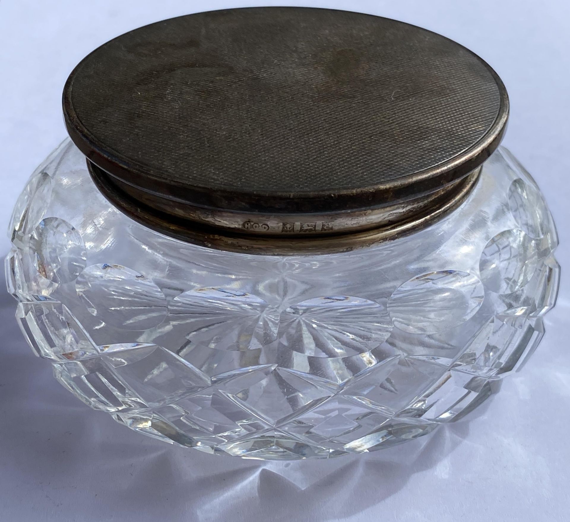 AN ELIZABETH II 1954 HALLMARKED BIRMINGHAM SILVER TOPPED AND CUT GLASS DRESSING TABLE POT, MAKER