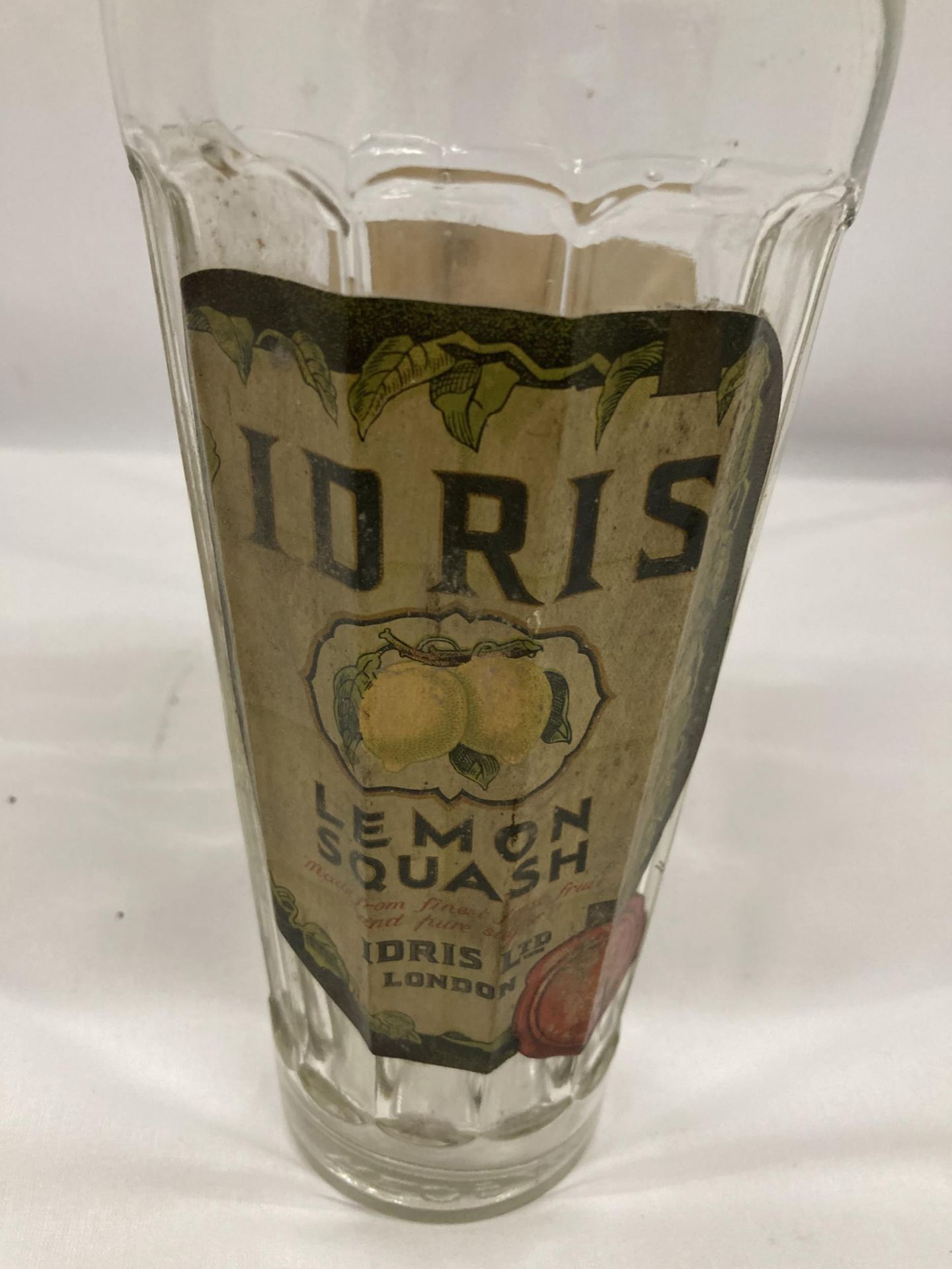 A VINTAGE GLASS 'IDRIS' LEMON SQUASH BOTTLE - Bild 2 aus 3