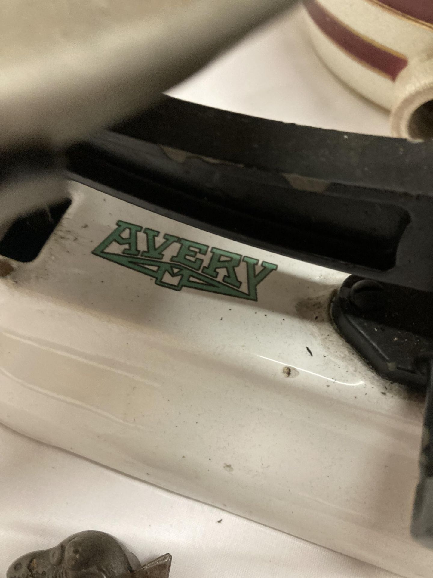 A SET OF VINTAGE AVERY SCALES, A BULL'S HEAD TIN OPENER AND A CERAMIC BRANDY BARREL - Bild 3 aus 3