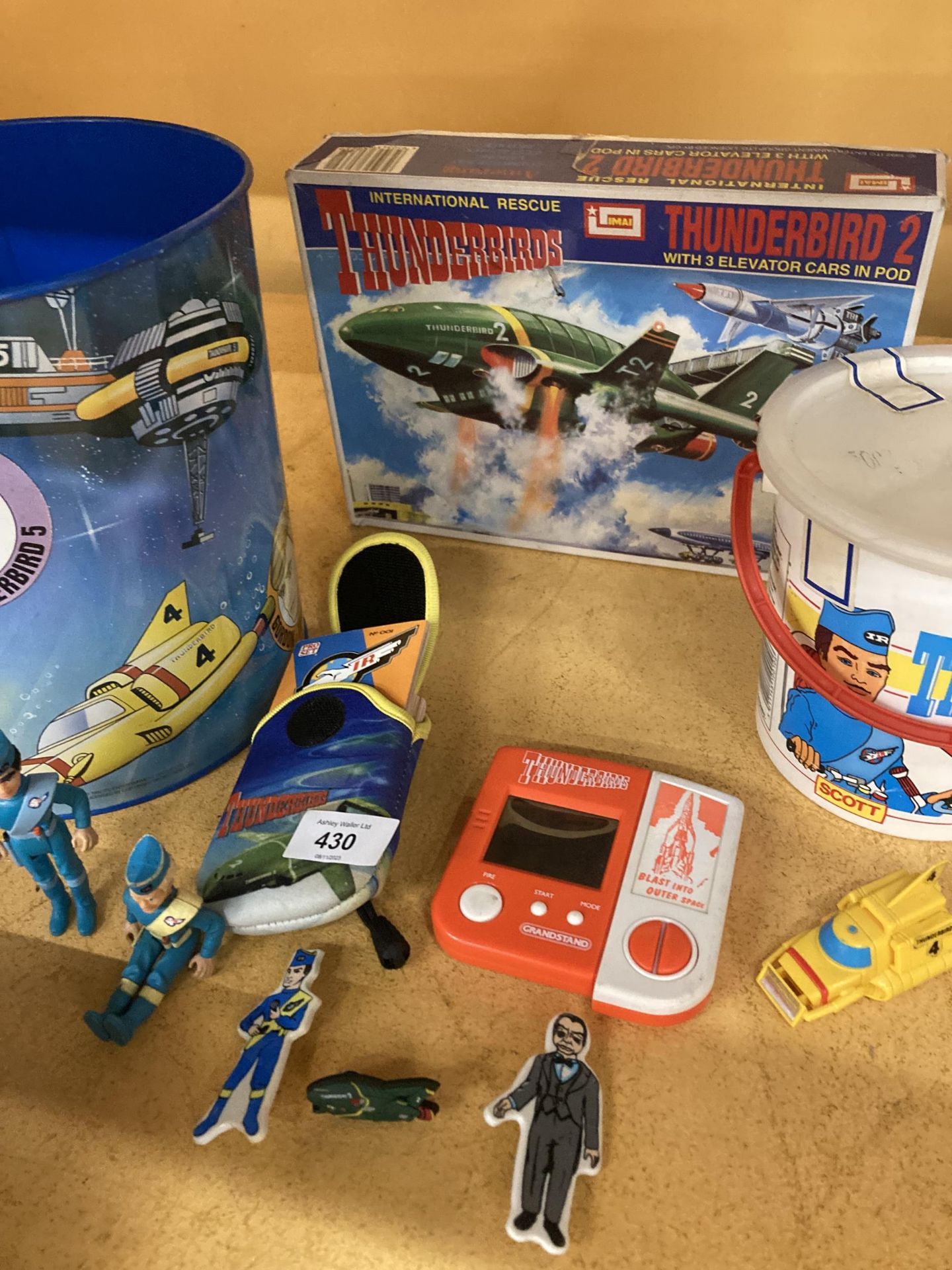 A COLLECTION OF EARLY 1990'S THUNDERBIRDS ITEMS TO INCLUDE AN UNMADE THUNDERBIRD 2 KIT, FIGURES, - Image 3 of 4