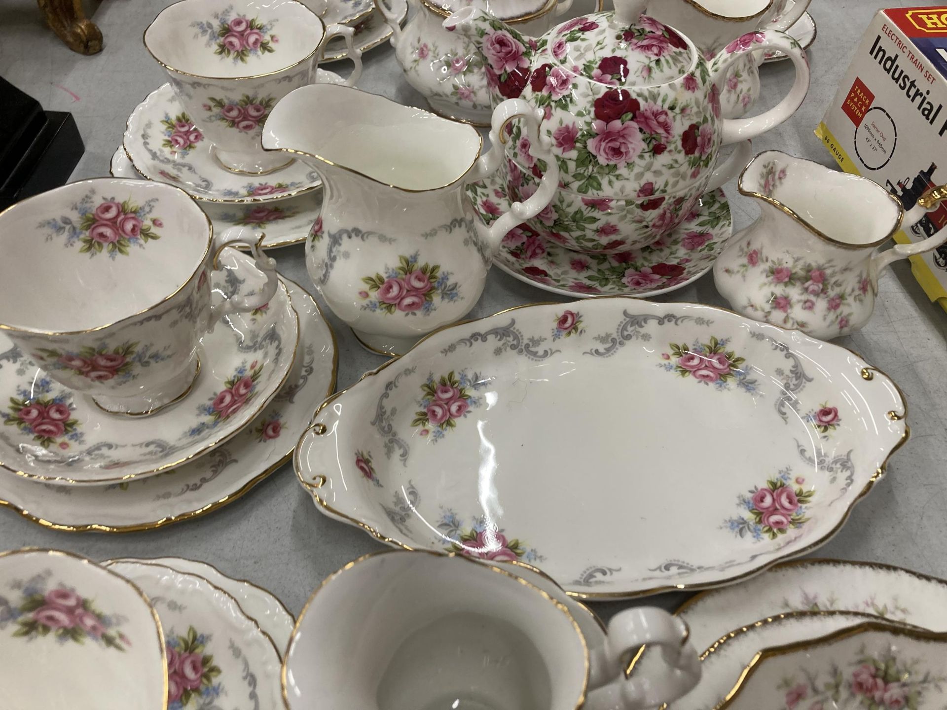A MIXED COLLECTION OF BONE CHINA TEA WARES TO INCLUDE ROYAL ALBERT 'VICTORIA ROSE', MAXWELL & - Image 3 of 6