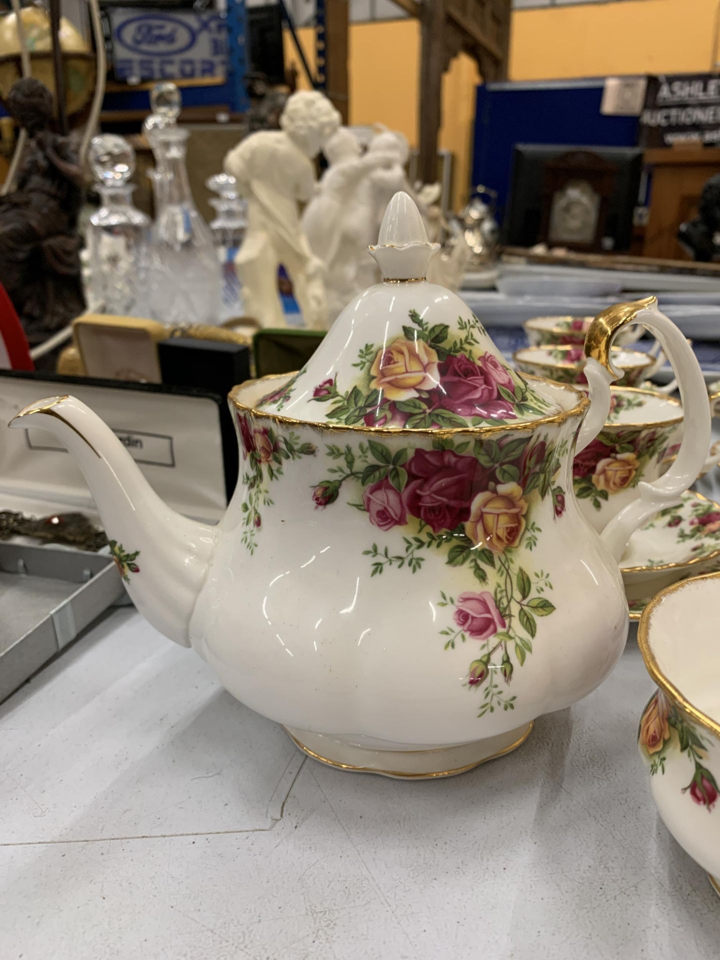 A ROYAL ALBERT OLD COUNTRY ROSES TEA SET COMPRISING TEAPOT, CUPS SAUCERS ETC - Image 2 of 4