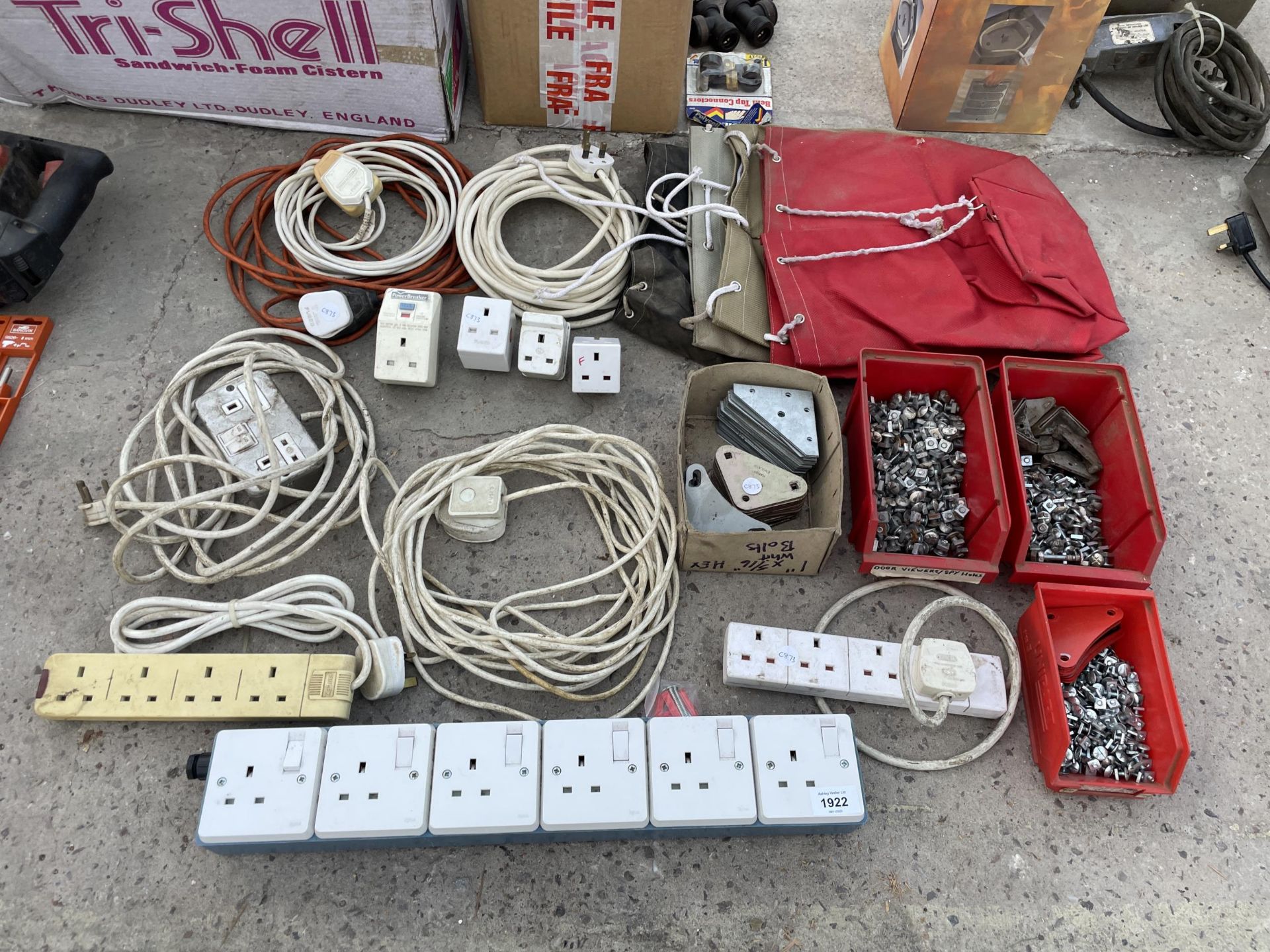 AN ASSORTMENT OF HARDWARE TO INCLUDE BOLTS AND EXTENSION LEADS ETC