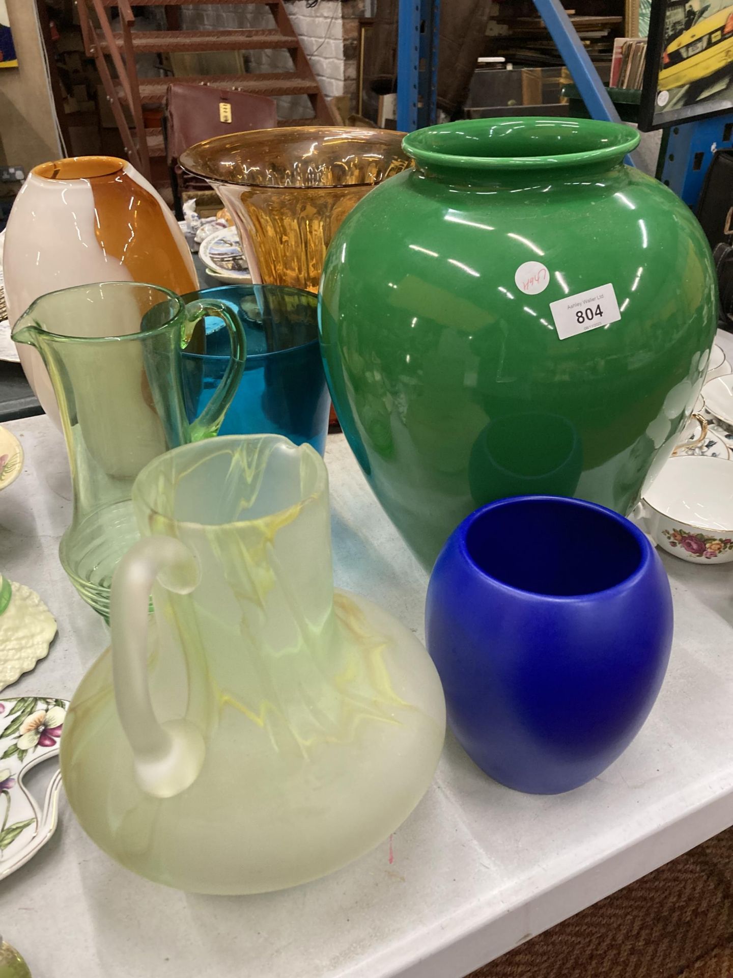 A QUANTITY OF LARGE CERAMIC AND GLASS VASES, TO INCLUDE STUDIO GLASS, PLUS TWO LARGE GLASS JUGS - - Bild 4 aus 4
