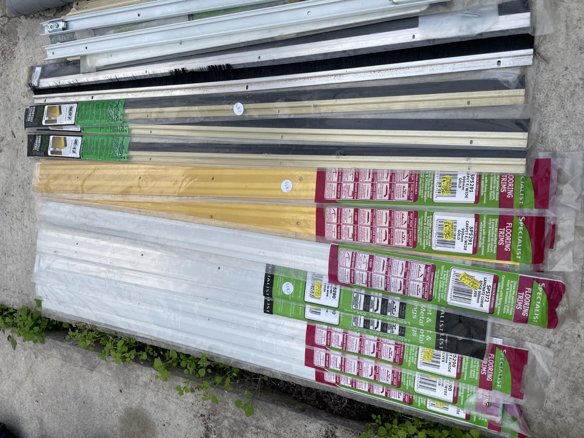 AN ASSORTMENT OF NEW AND PACKAGED FLOORING TRIMS - Bild 2 aus 2