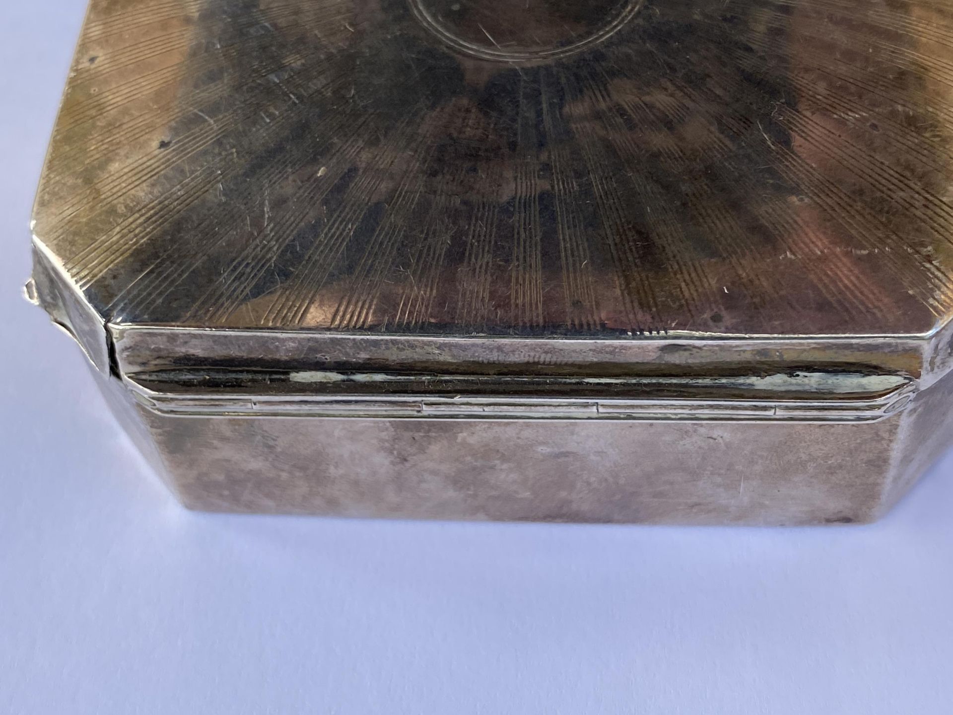 AN ART DECO HALLMARKED SILVER CIGARETTE BOX WITH WOOD LINING, GROSS WEIGHT 249 GRAMS - Image 6 of 10