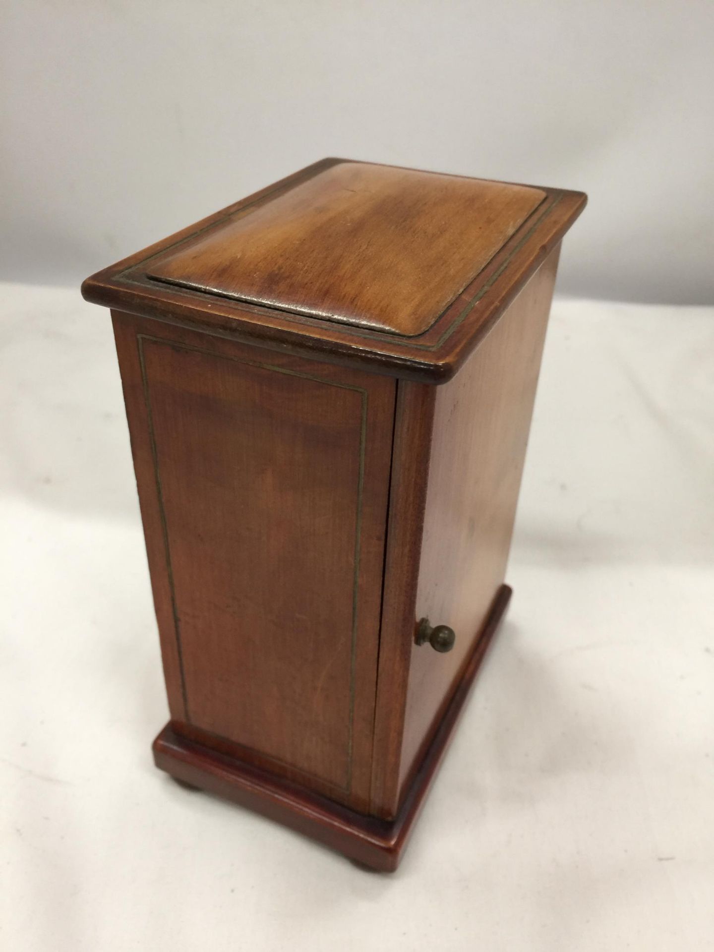 A VINTAGE FRUITWOOD MANTLE CLOCK WITH KEY - Image 2 of 5