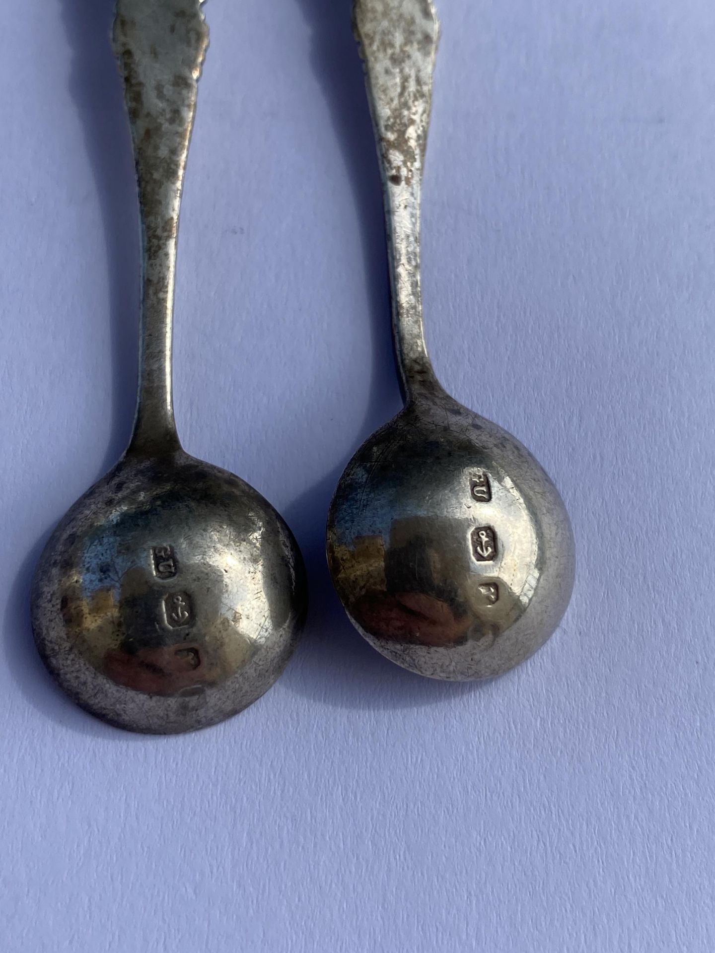 A PAIR OF VICTORIAN 1897 HALLMARKED SILVER OPEN SALT SPOONS, LENGTH 6.5 CM - Image 4 of 5
