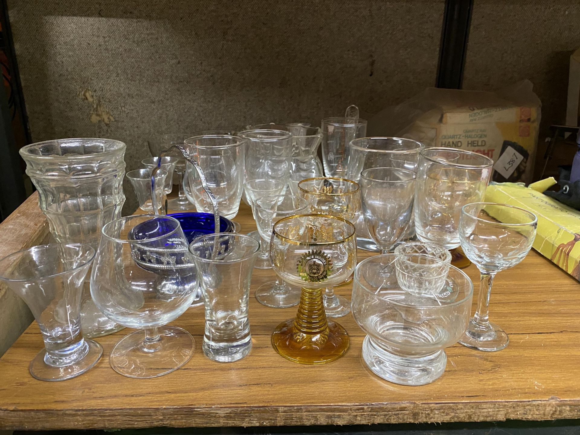 A GROUP OF VINTAGE GLASSWARE - Bild 2 aus 3