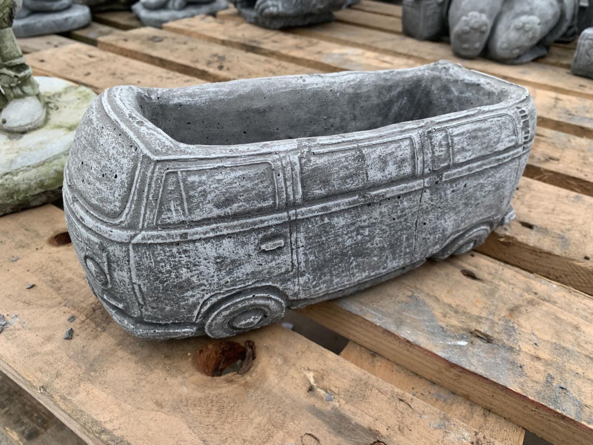 A CONCRETE VW CAMPER VAN GARDEN PLANTER - Bild 2 aus 2