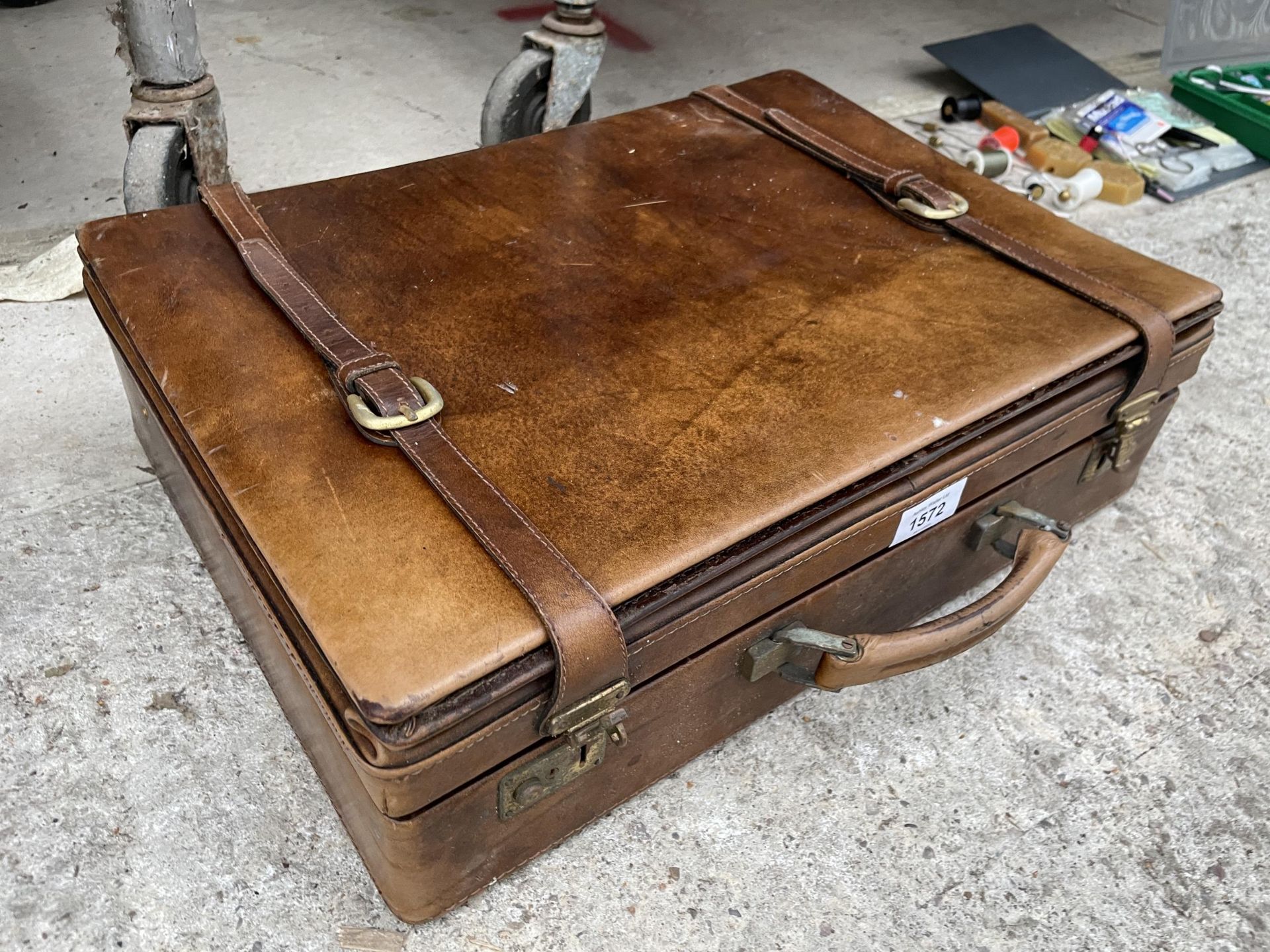 A VINTAGE LEATHER BREIFCASE CONTAINING FOUNTAIN PENS AND HIP FLASKS ETC - Image 4 of 4