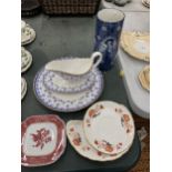 A MIXED LOT OF CERAMICS TO INCLUDE SPODE FLEUR DE LYS BLUE AND WHITE GRAVY BOAT AND DISH, SPODE PINK