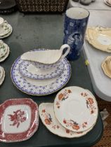 A MIXED LOT OF CERAMICS TO INCLUDE SPODE FLEUR DE LYS BLUE AND WHITE GRAVY BOAT AND DISH, SPODE PINK