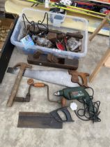 AN ASSORTMENT OF VINTAGE HAND TOOLS TO INCLUDE BRACE DRILLS AND WOOD PLANES ETC