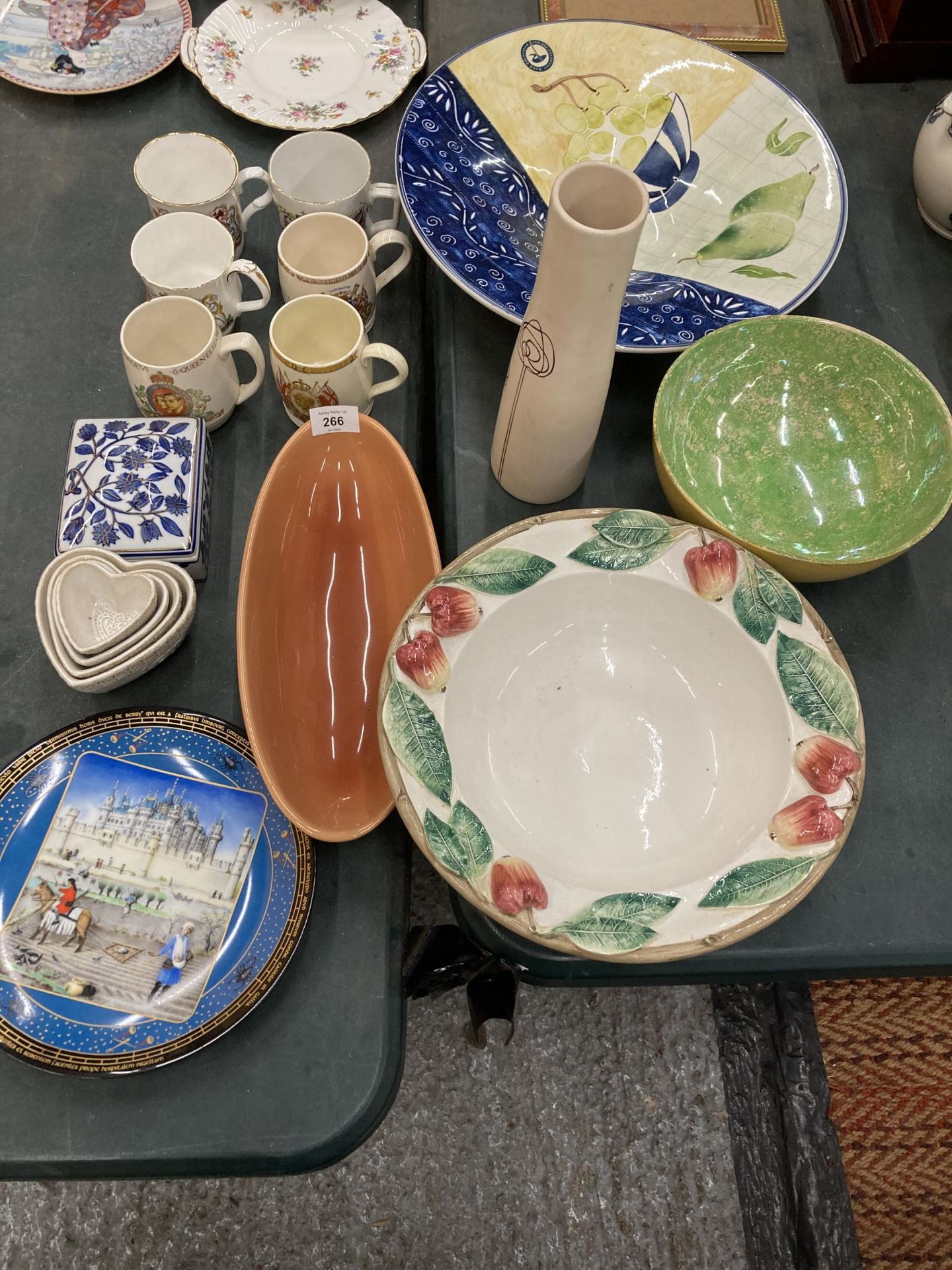 A MIXED LOT TO INCLUDE LARGE CERAMIC FRUIT BOWL, FURTHER BOWLS, COMMEMORATIVE MUGS ETC