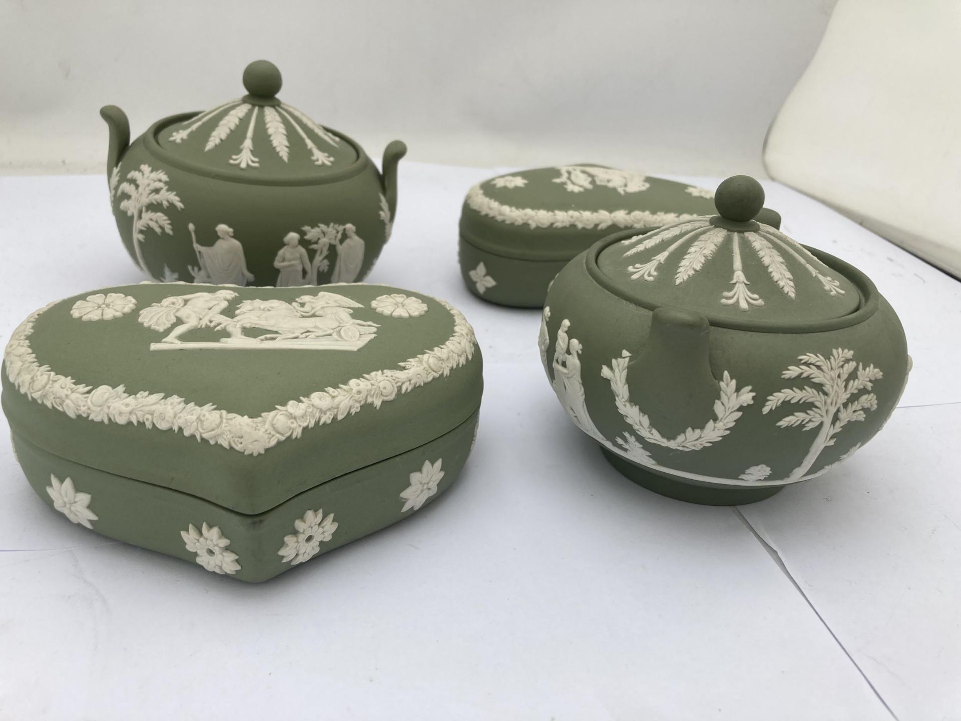 A GROUP OF FOUR WEDGWOOD GREEN JASPERWARE LIDDED ITEMS TO INCLUDE PAIR OF SUGAR BOWLS ETC - Image 2 of 3