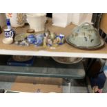 A QUANTITY OF CERAMIC ITEMS TO INCLUDE A CERAMIC PLATE AND DOME, A MINIATURE BLUE AND WHITE MTEASET,