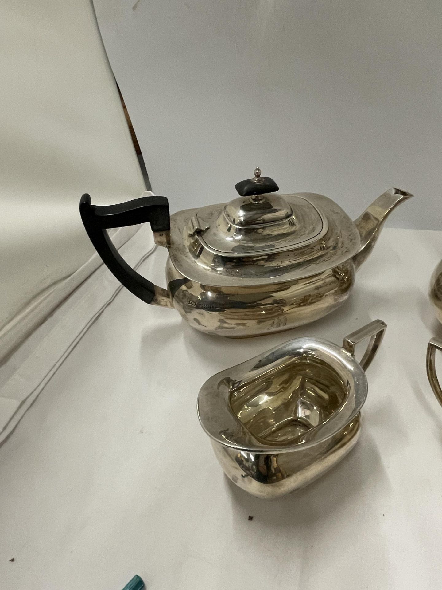 AN HALLMARKED SHEFFIELD WALKER AND HALL SILVER FOUR PIECE TEA SET WEIGHT 1864g - Image 2 of 5