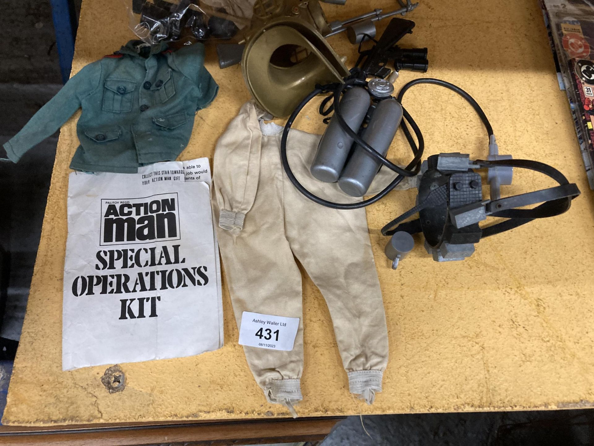 A COLLECTION OF ORIGINAL PALITOY ACTION MAN WEAPONS AND ACCESSORIES TO INCLUDE DIVING SUIT, ETC - Image 3 of 3
