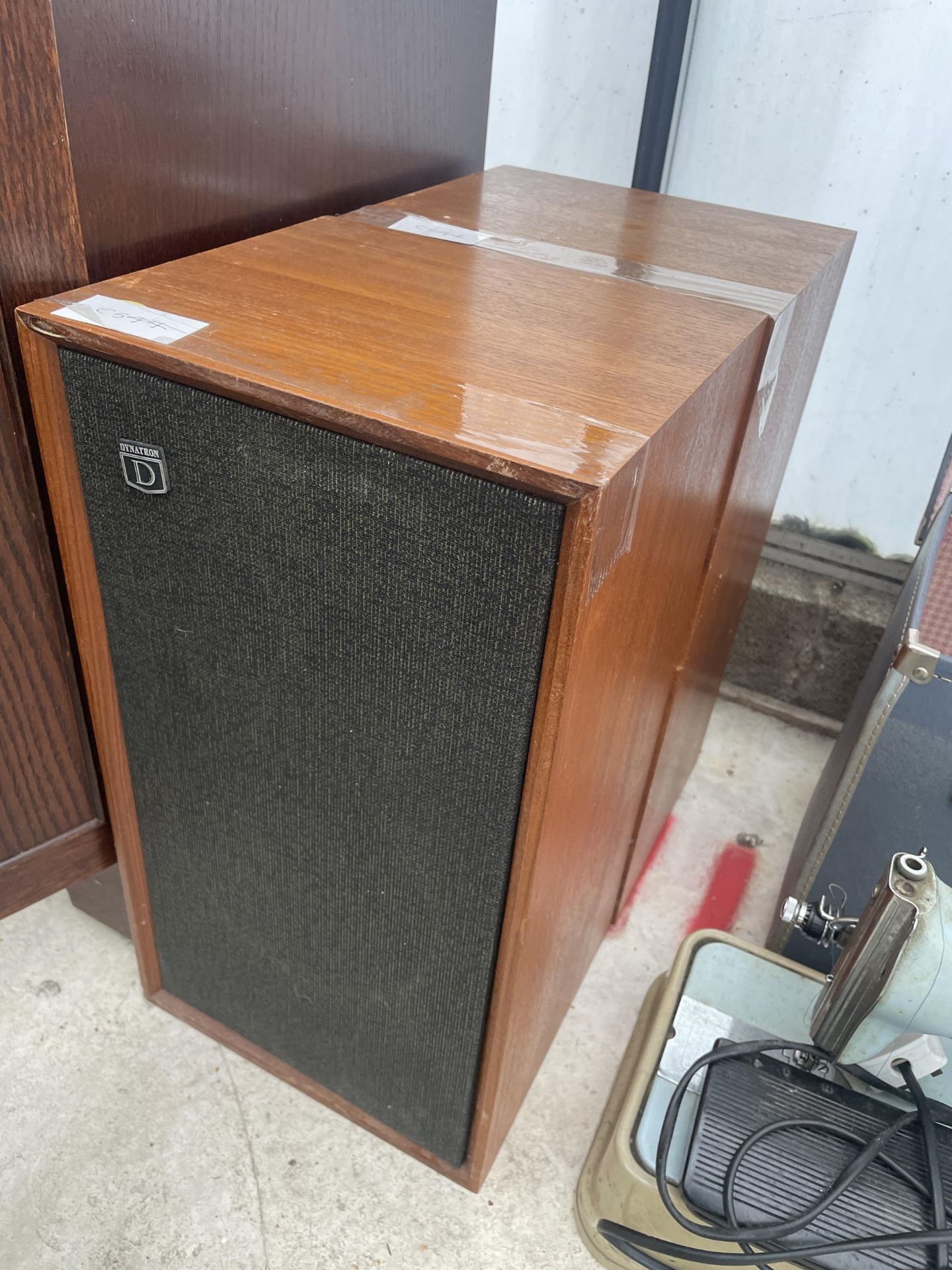 A DYNATRON SRX32 STEREO PLAYER AND A PAIR OF WOODEN CASED DYNATRON SPEAKERS - Bild 3 aus 5