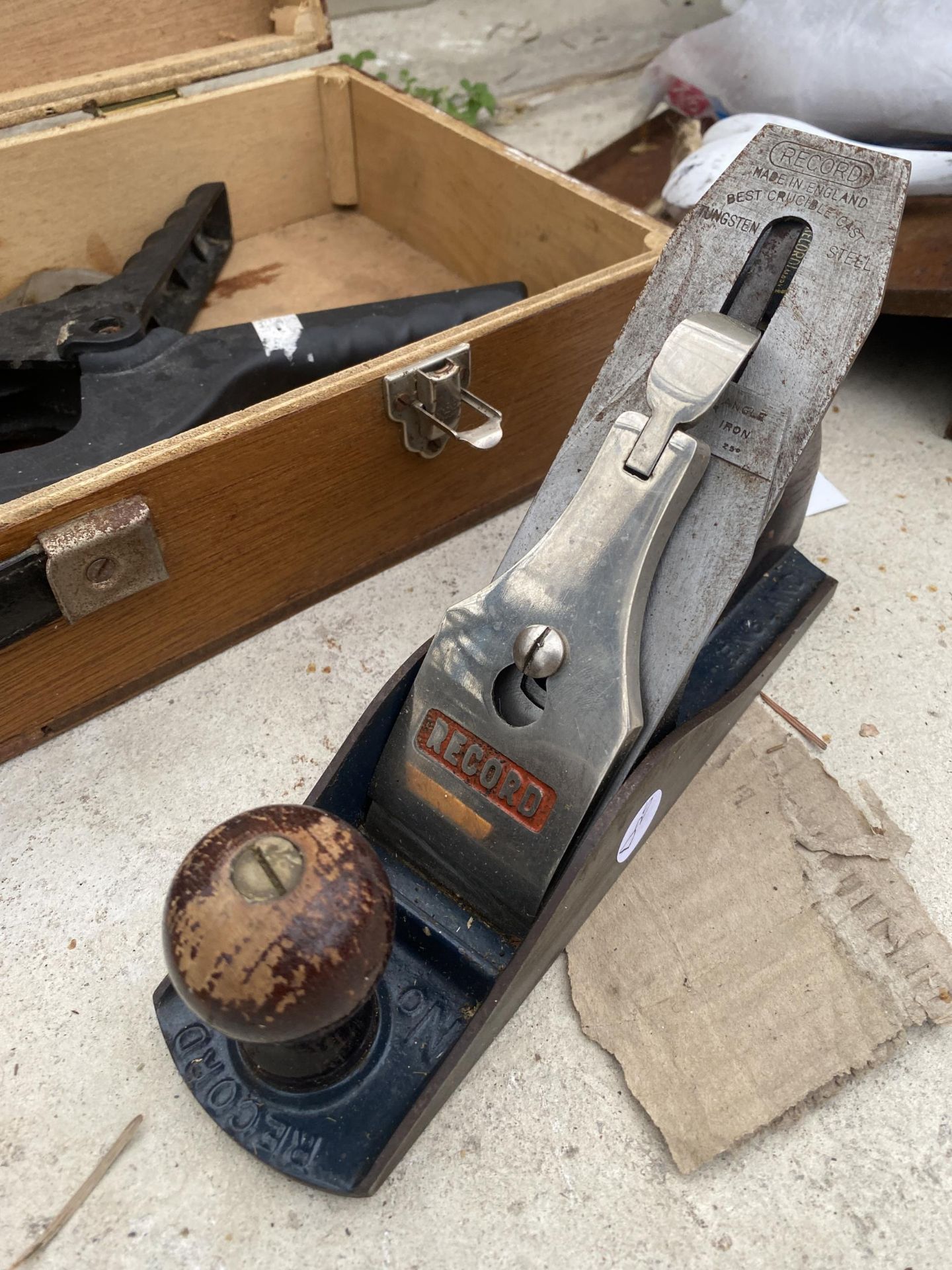 AN ASSORTMENT OF ITEMS TO INCLUDE A RECORD WOOD PLANE, A SPANNER AND CLAMPS ETC - Image 2 of 4