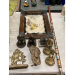 A QUANTITY OF VINTAGE BRASSWARE TO INCLUDE A DOOR KNOCKER, FIGURES, CATS, A GALLEON WALL HANGING PEN