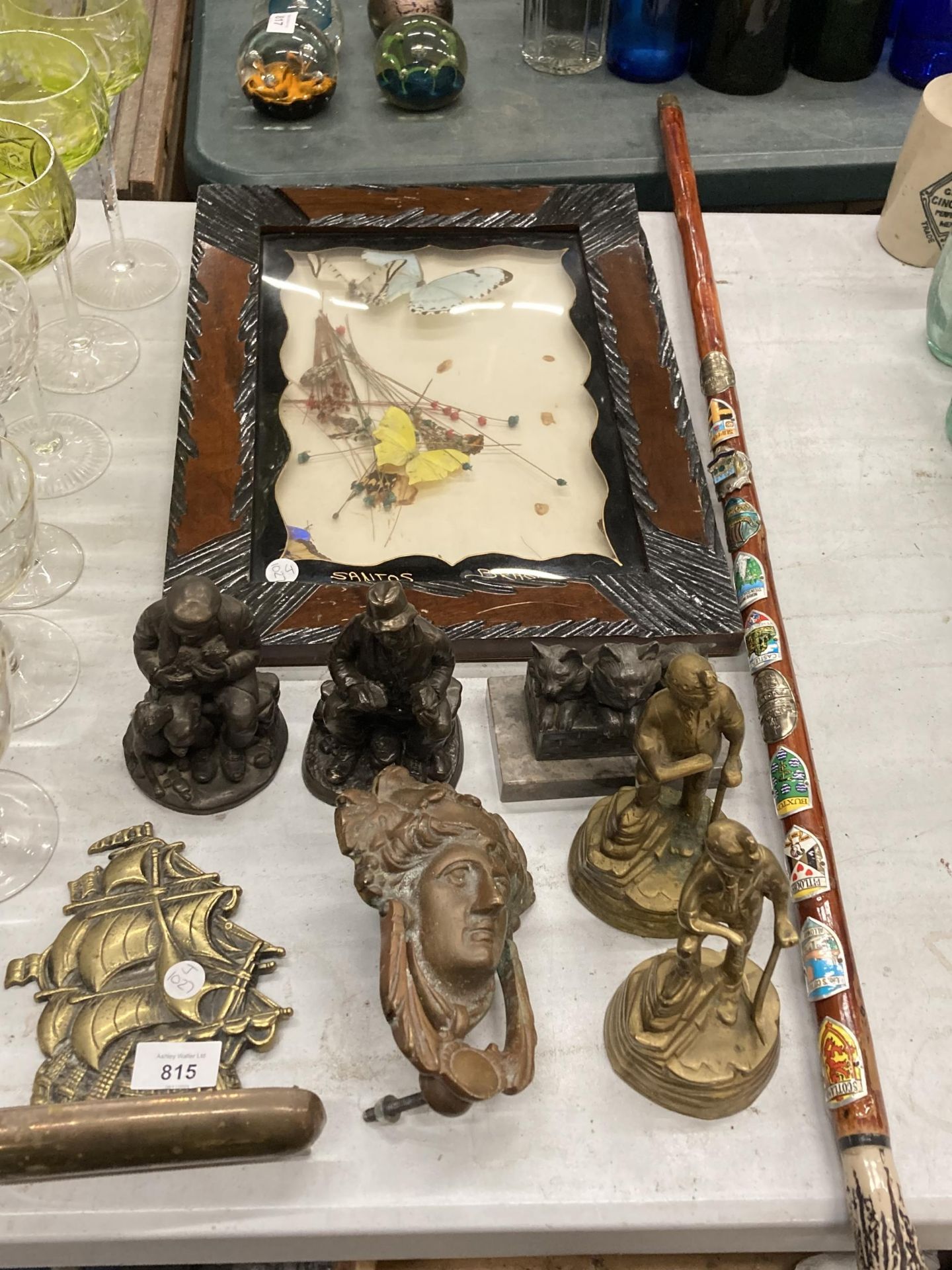 A QUANTITY OF VINTAGE BRASSWARE TO INCLUDE A DOOR KNOCKER, FIGURES, CATS, A GALLEON WALL HANGING PEN