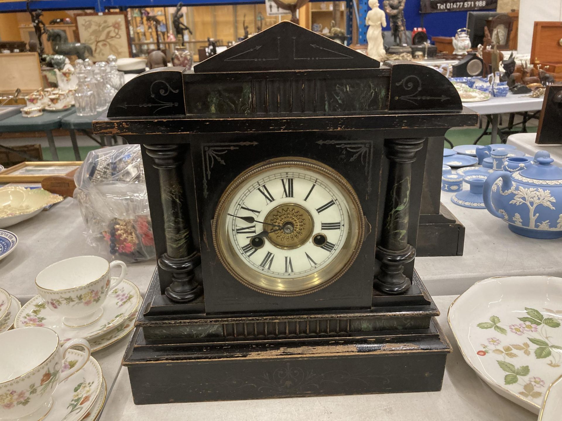 A GROUP OF THREE VINTAGE CLOCKS TO INCLUDE A GILT EFFECT FRENCH EXAMPLE AND SLATE EFFECT EXAMPLE - Image 4 of 4