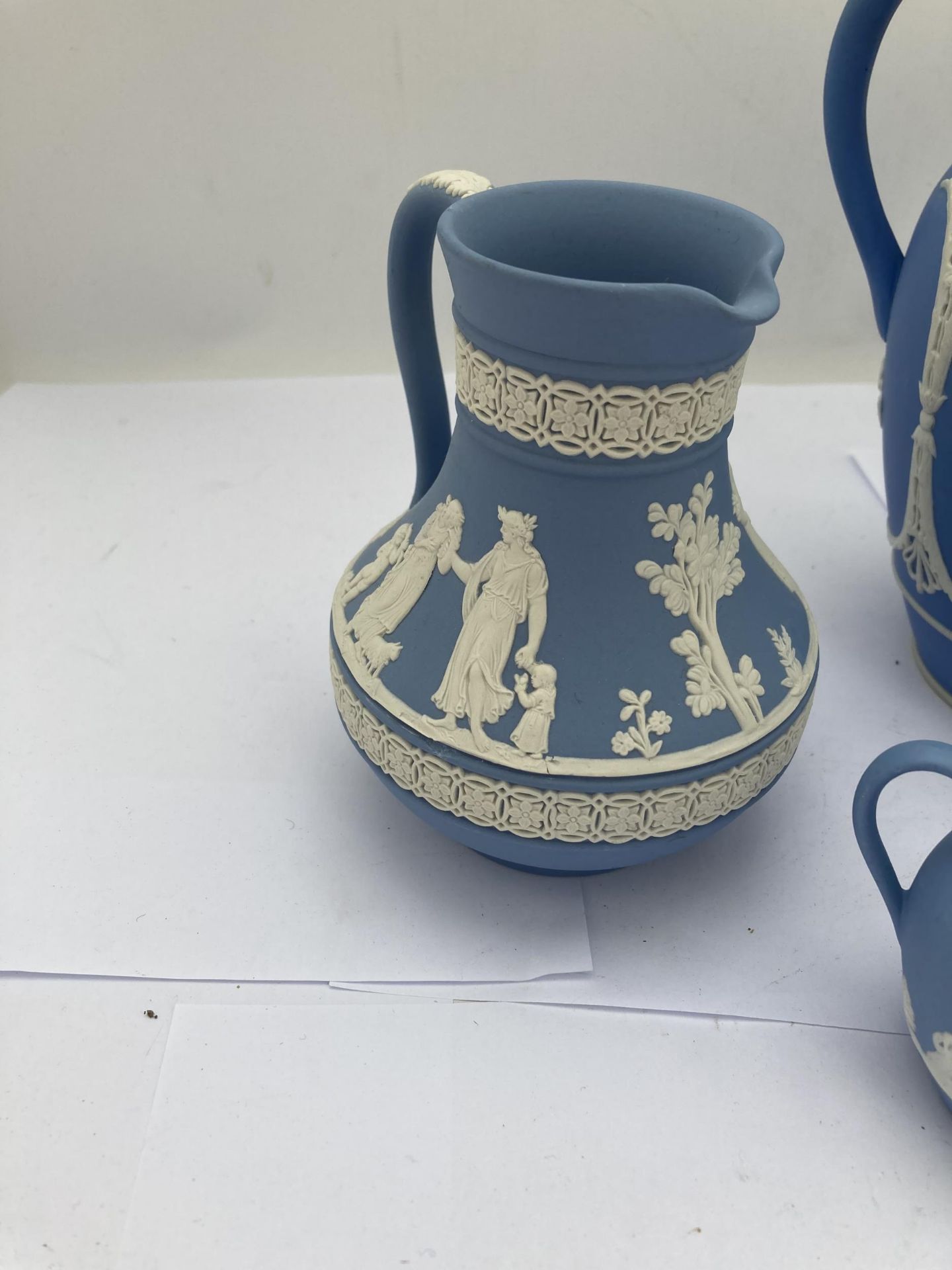 A GROUP OF THREE JASPERWARE ITEMS - TWO WEDGWOOD JUGS AND FURTHER JUG - Image 3 of 4