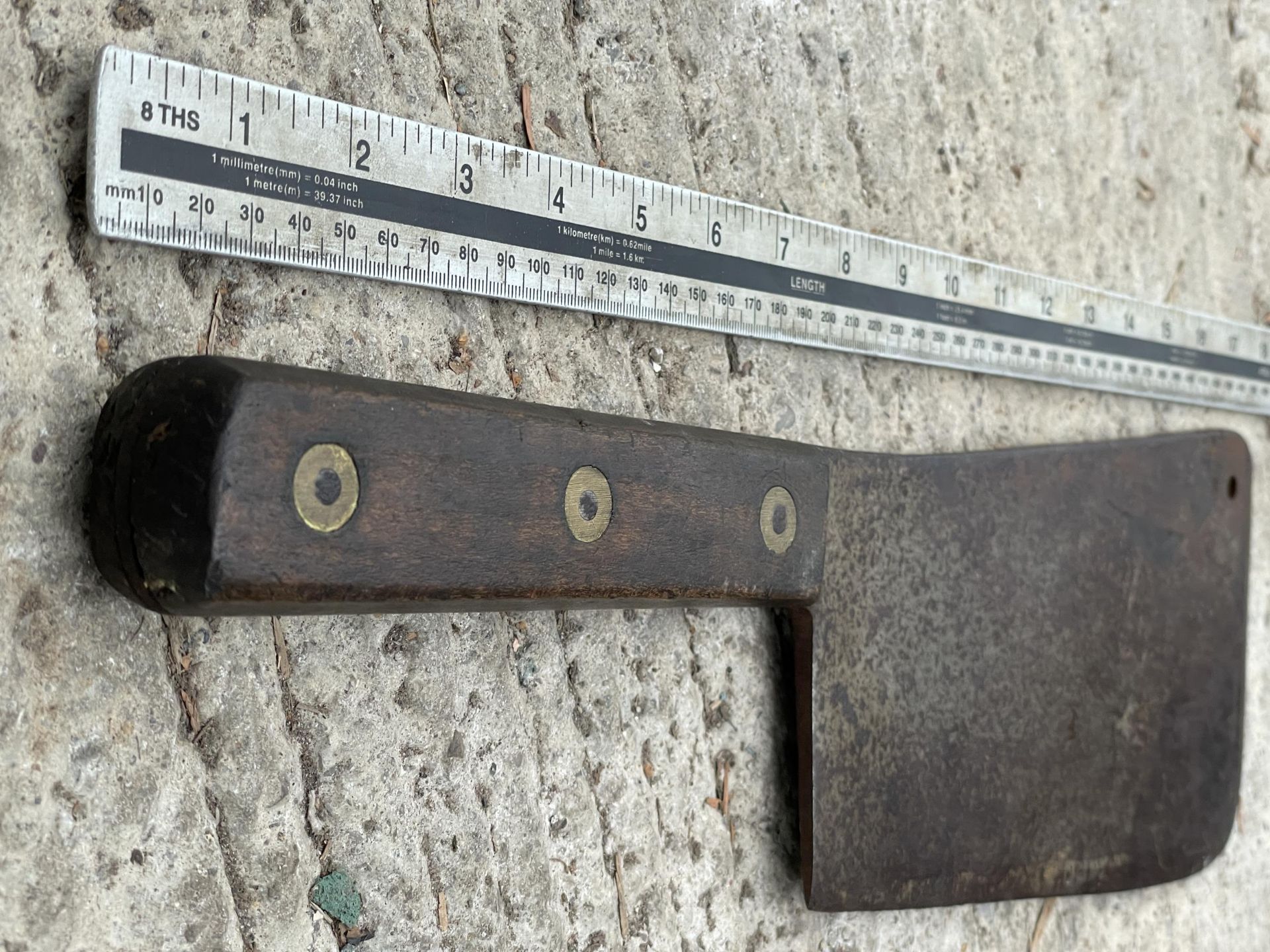 A LARGE VINTAGE WOODEN HANDLED MEAT CLEAVER - Image 3 of 4