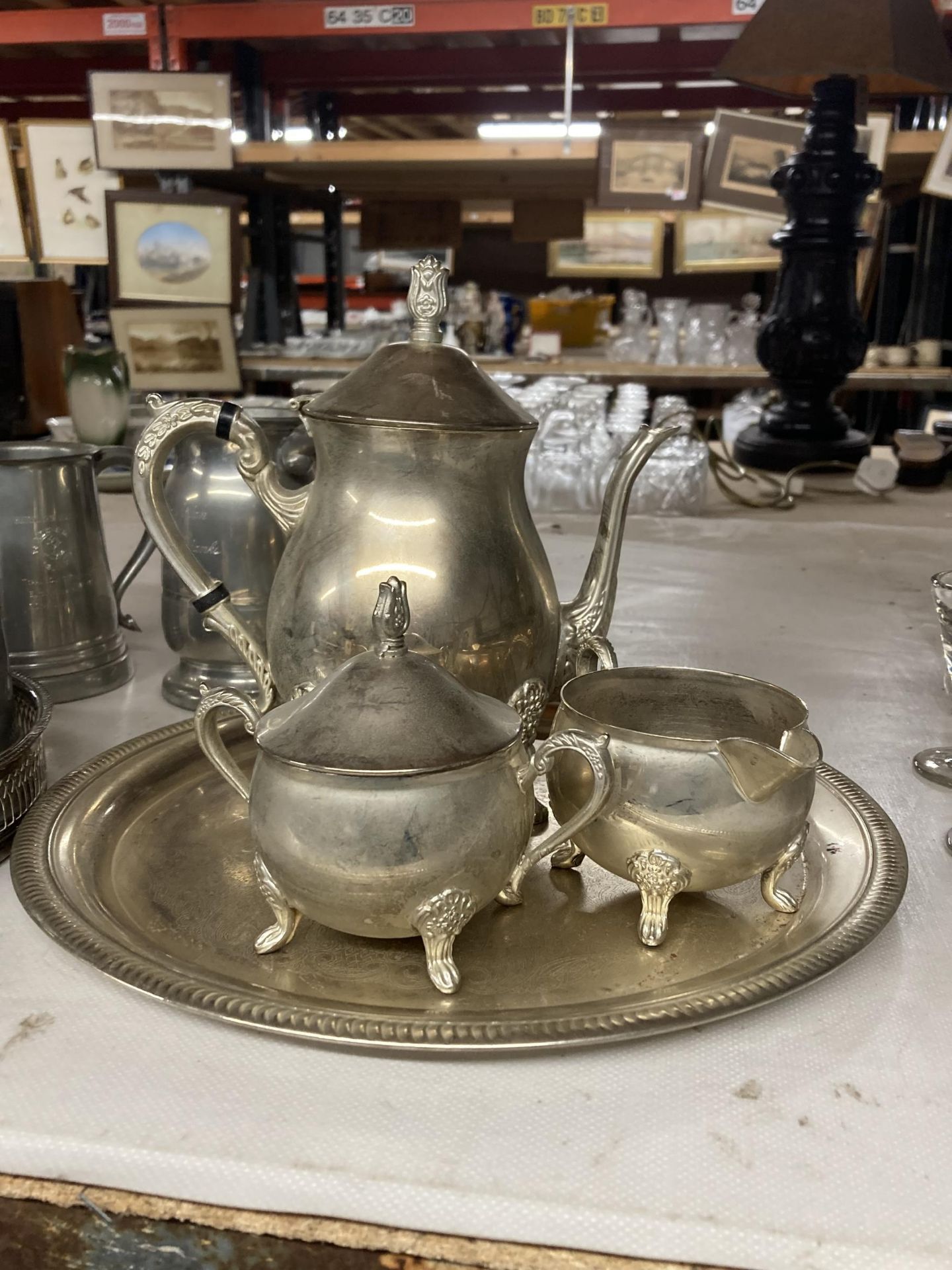 A QUANTITY OF SILVER PLATED ITEMS TO INCLUDE A MATCHING TEAPOT, SUGAR BOWL AND CREAM JUG ON A - Image 2 of 3