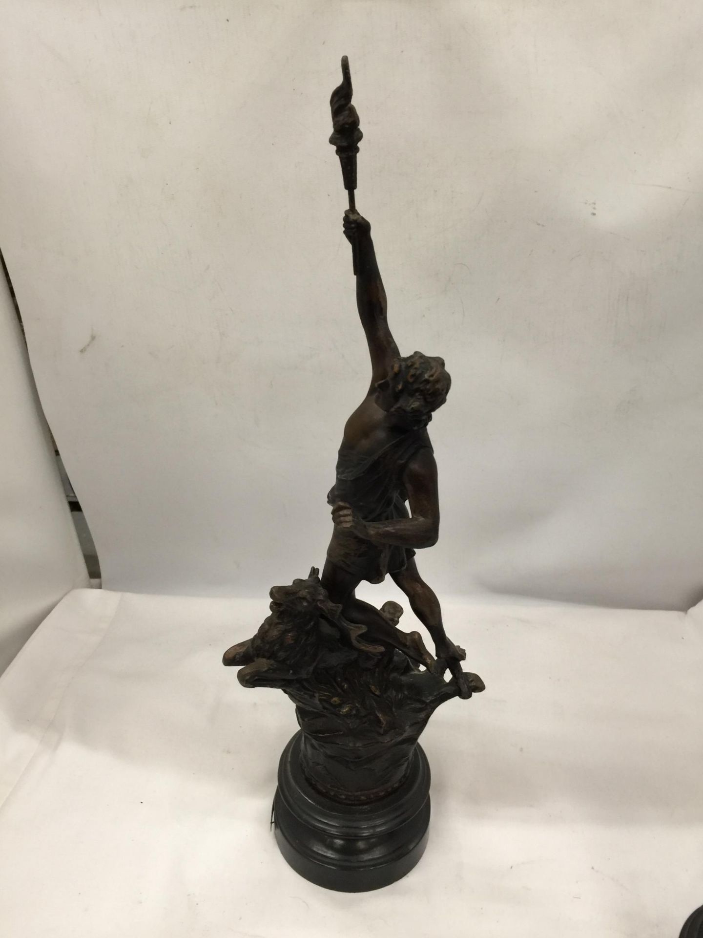 A PAIR OF VINTAGE FRENCH SPELTER CLASSICAL FIGURES TITLED 'LE CHASSEUR' AND 'LA CHASSERESSE' - Image 2 of 7