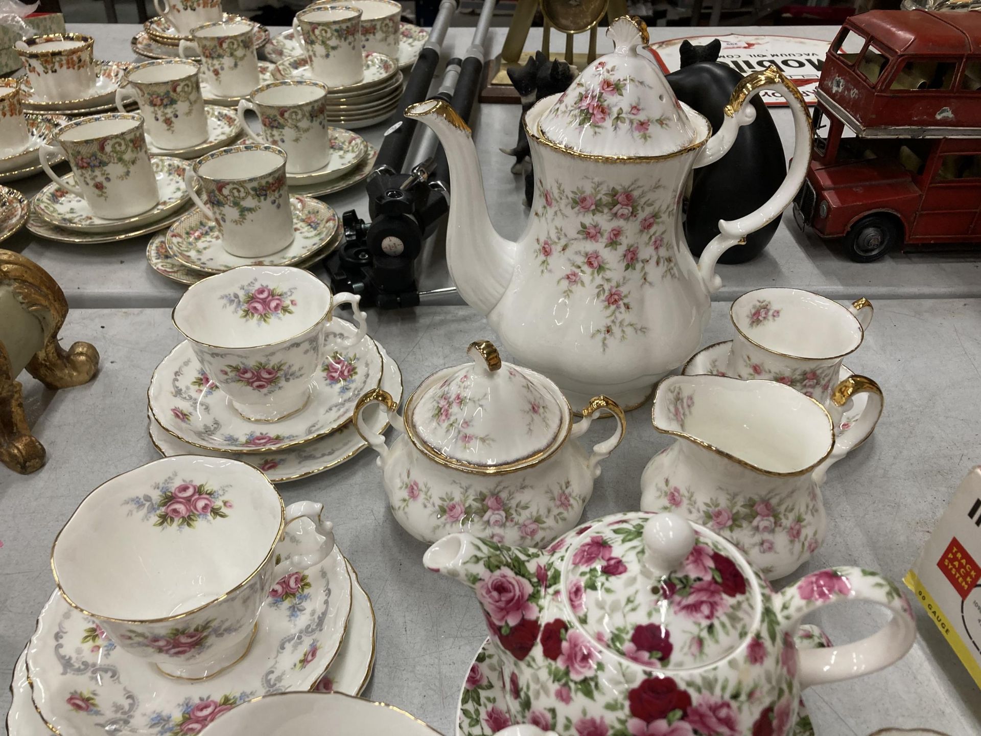 A MIXED COLLECTION OF BONE CHINA TEA WARES TO INCLUDE ROYAL ALBERT 'VICTORIA ROSE', MAXWELL & - Bild 4 aus 6