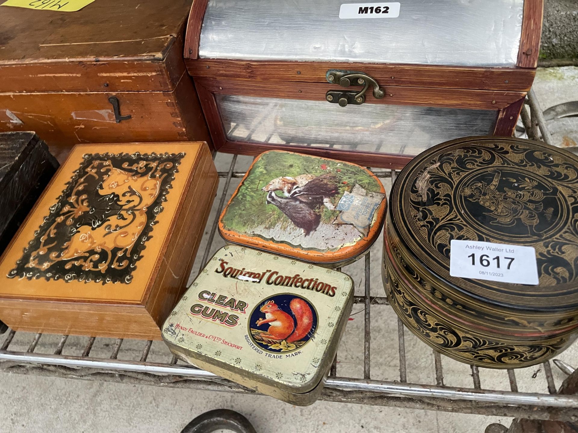 AN ASSORTMENT OF VINTAGE TINS AND WOODEN STORAGE BOXES - Image 2 of 4