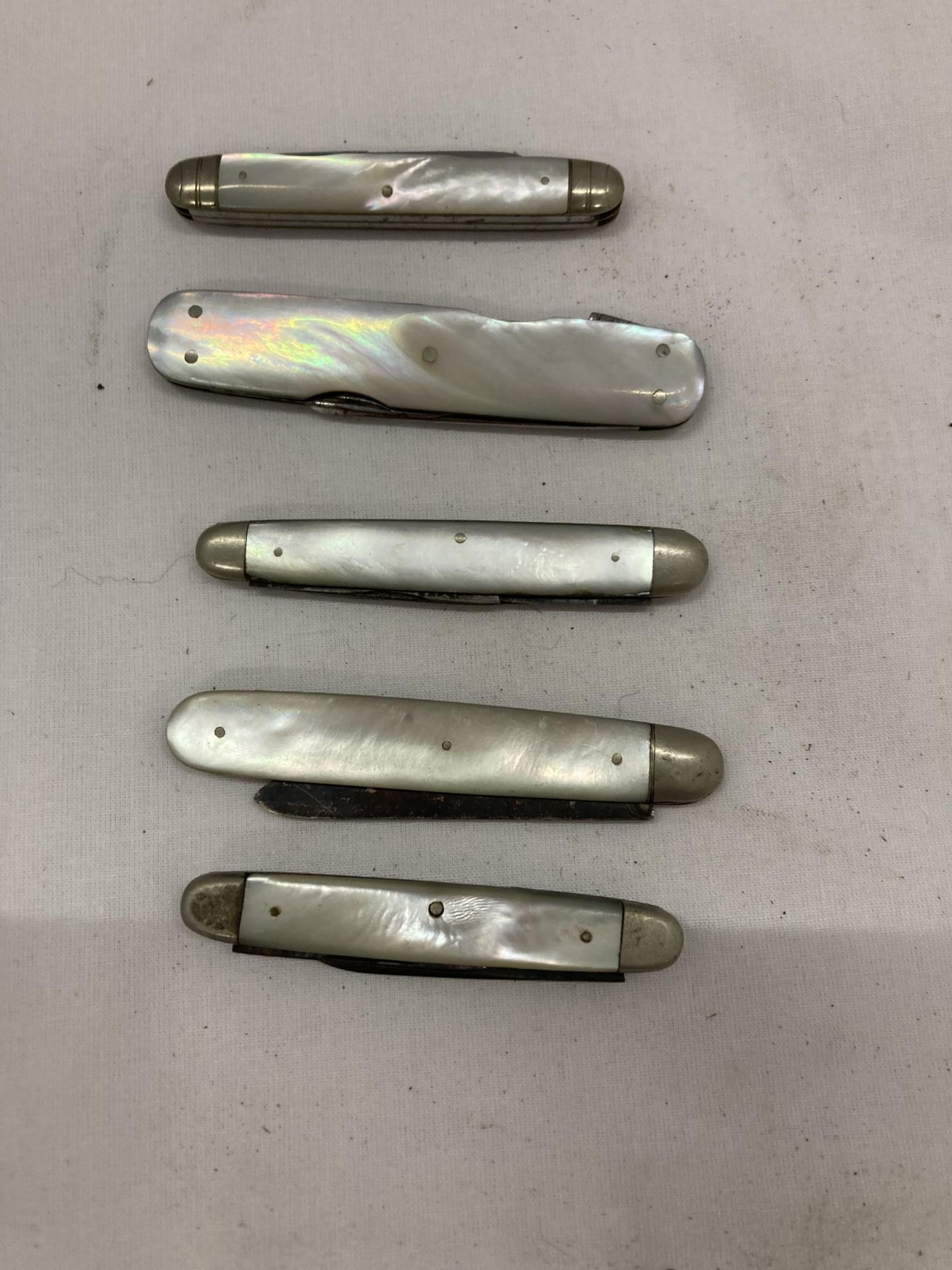 FIVE MOTHER OF PEARL PEN KNIVES TO INCLUDE ONE SILVER - Image 2 of 3