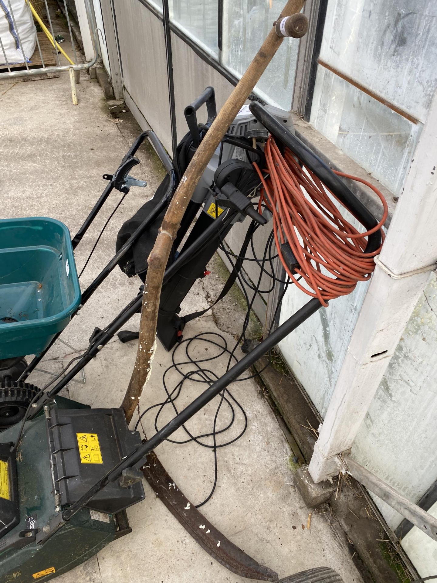 AN ASSORTMENT OF GARDEN TOOLS TO INCLUDE A GRASS SEEDER AND A HAYTER HARRIER 41 ELECTRIC LAWN - Image 4 of 4