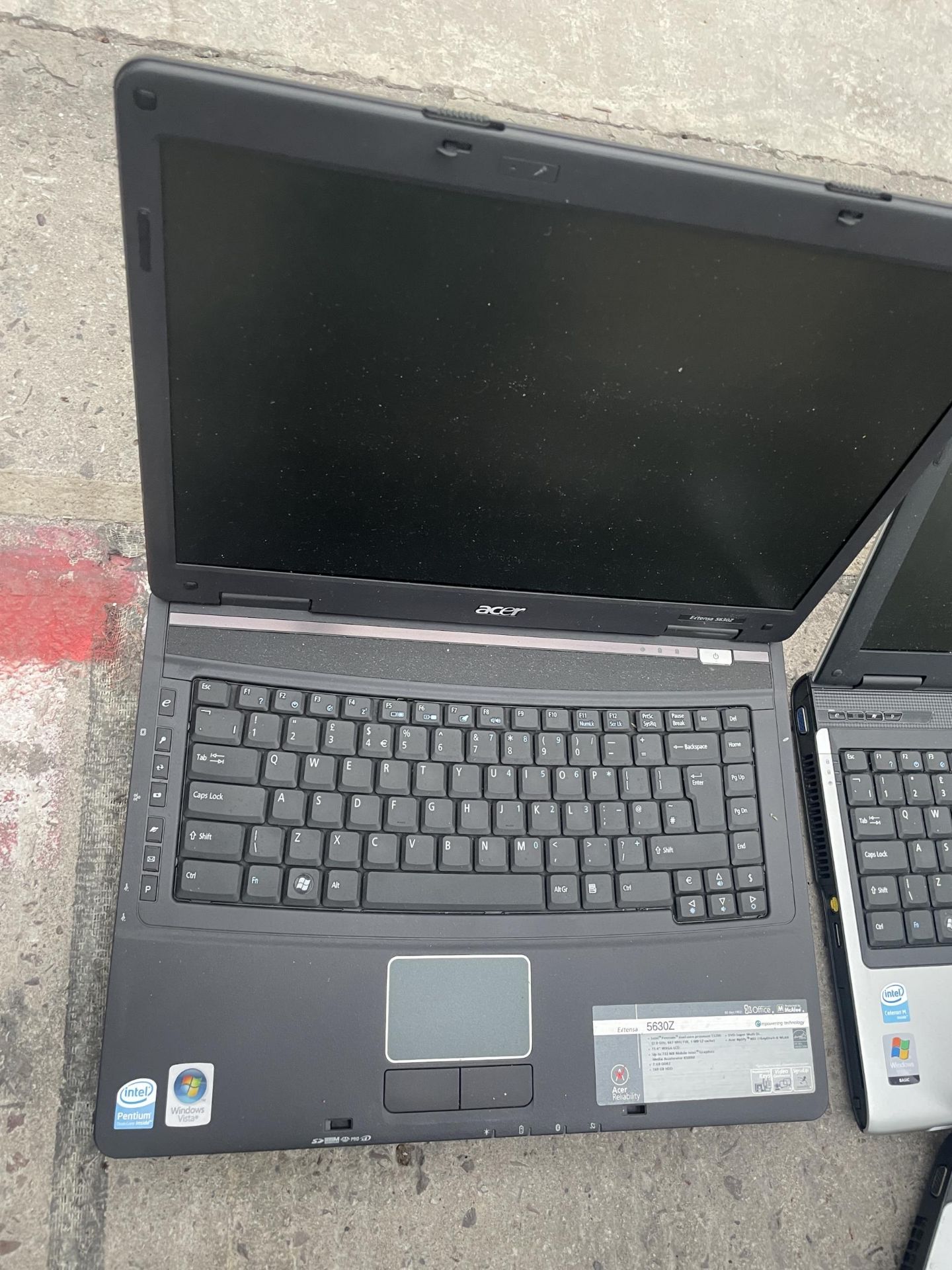 FOUR VARIOUS LAPTOPS TO INCLUDE TOSHIBA ETC - Bild 2 aus 5