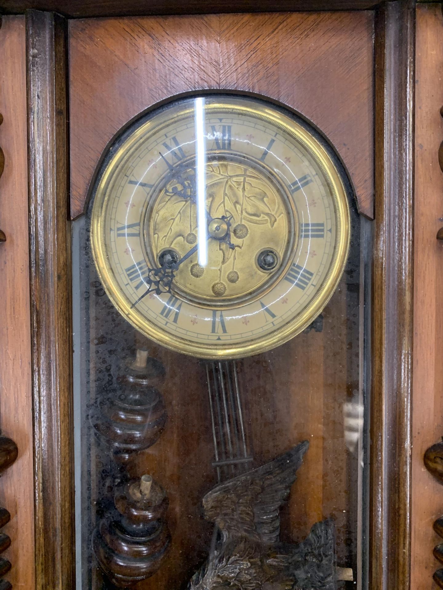 A MAHOGANY CASED VIENNA WALL CLOCK WITH EAGLE DESIGN TOP, WITH PENDULUM AND KEY - Image 5 of 7