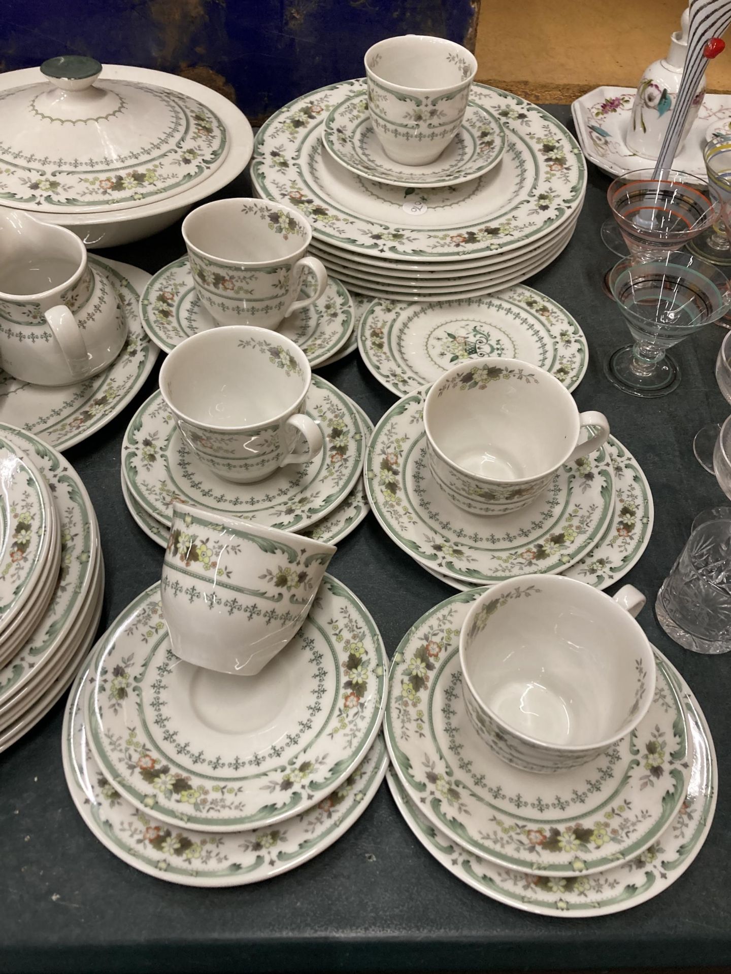 A ROYAL DOULTON PART DINNER SERVICE TO INCLUDE SERVING TUREENS, SERVING PLATES, A SAUCE BOAT WITH - Image 2 of 5