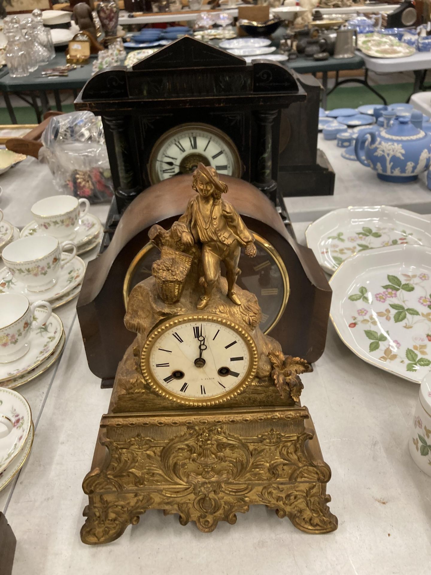 A GROUP OF THREE VINTAGE CLOCKS TO INCLUDE A GILT EFFECT FRENCH EXAMPLE AND SLATE EFFECT EXAMPLE