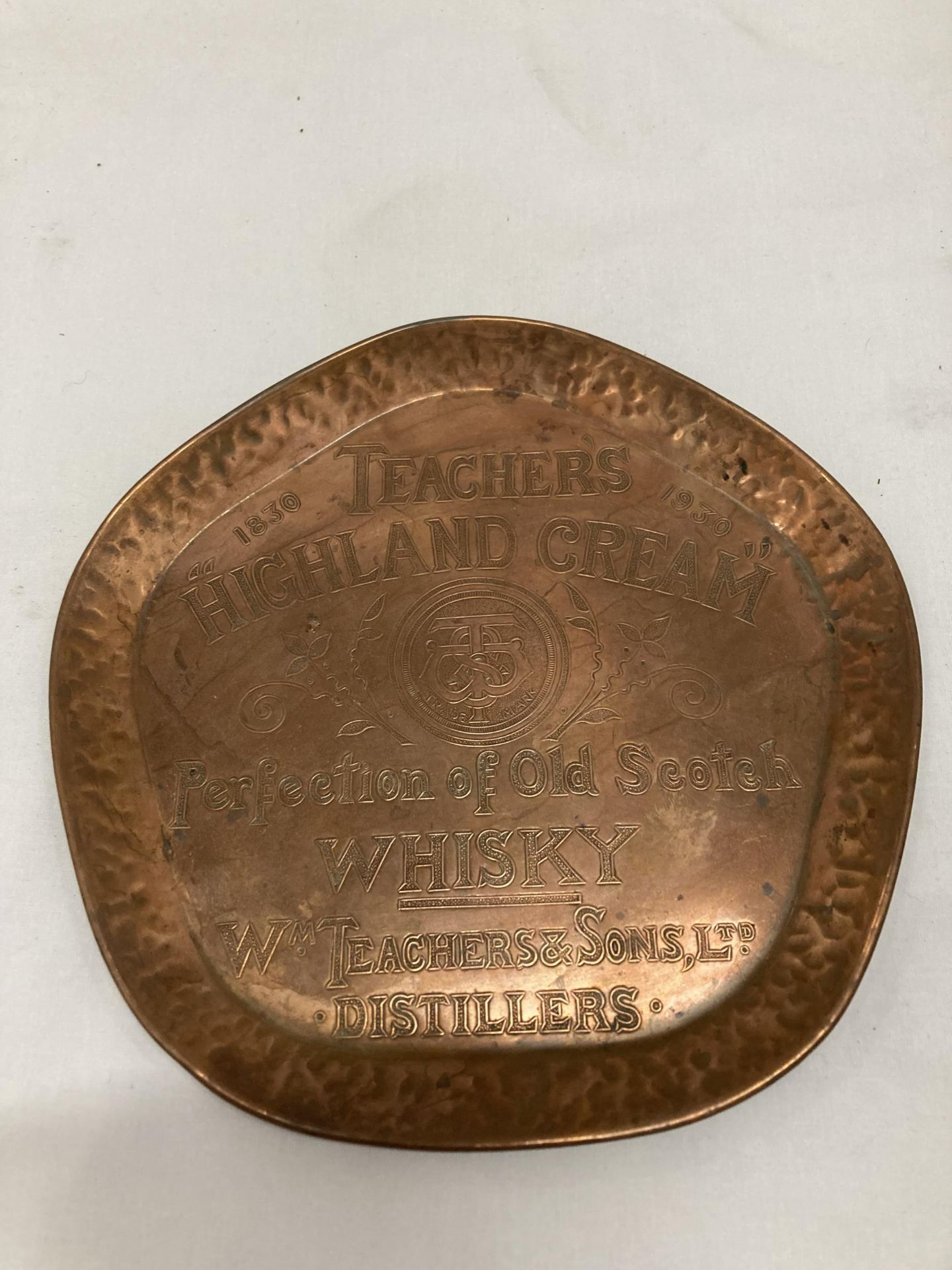 AN EXTREMELY RARE 1930'S TEACHER'S WHISKY CENTENARY COPPER TRAY, DIAMETER 21.5CM