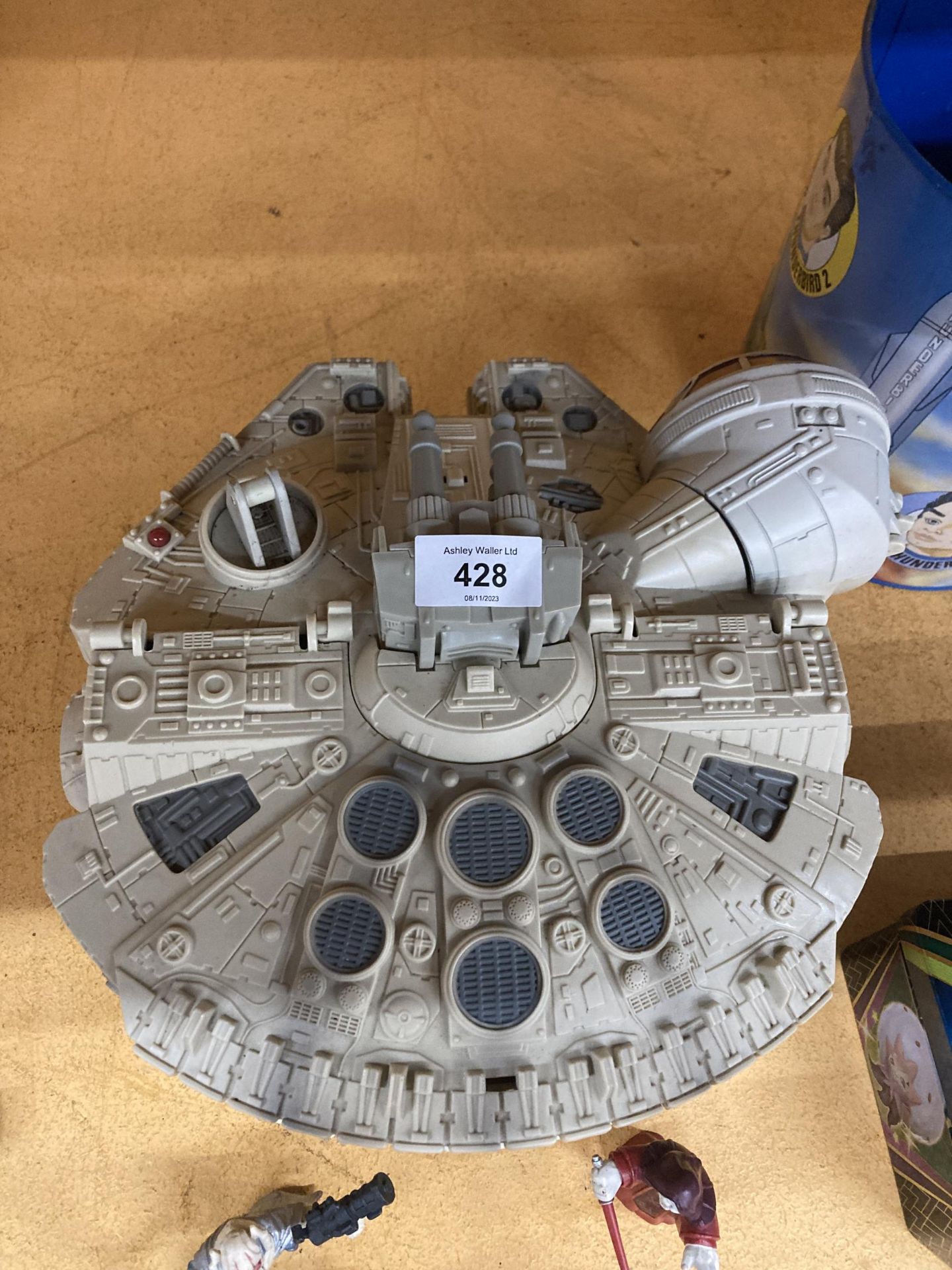 A STAR WARS MILLENIUM FALCON SHIP WITH FOUR FIGURES TO INCLUDE OBI- WAN-KENOBI, ETC - Image 4 of 4