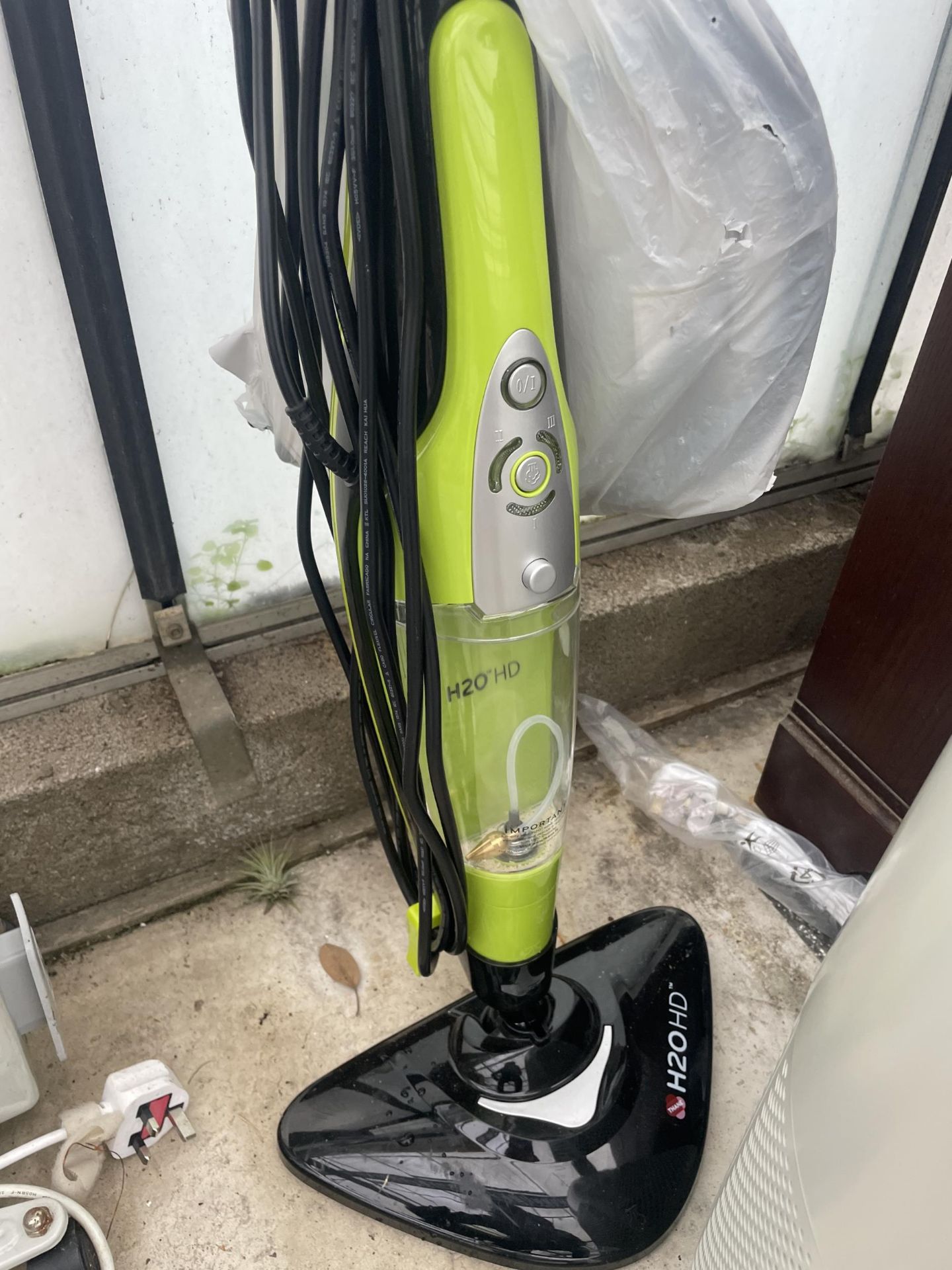 AN AIR PURIFIER AND A STEAM MOP - Image 2 of 4