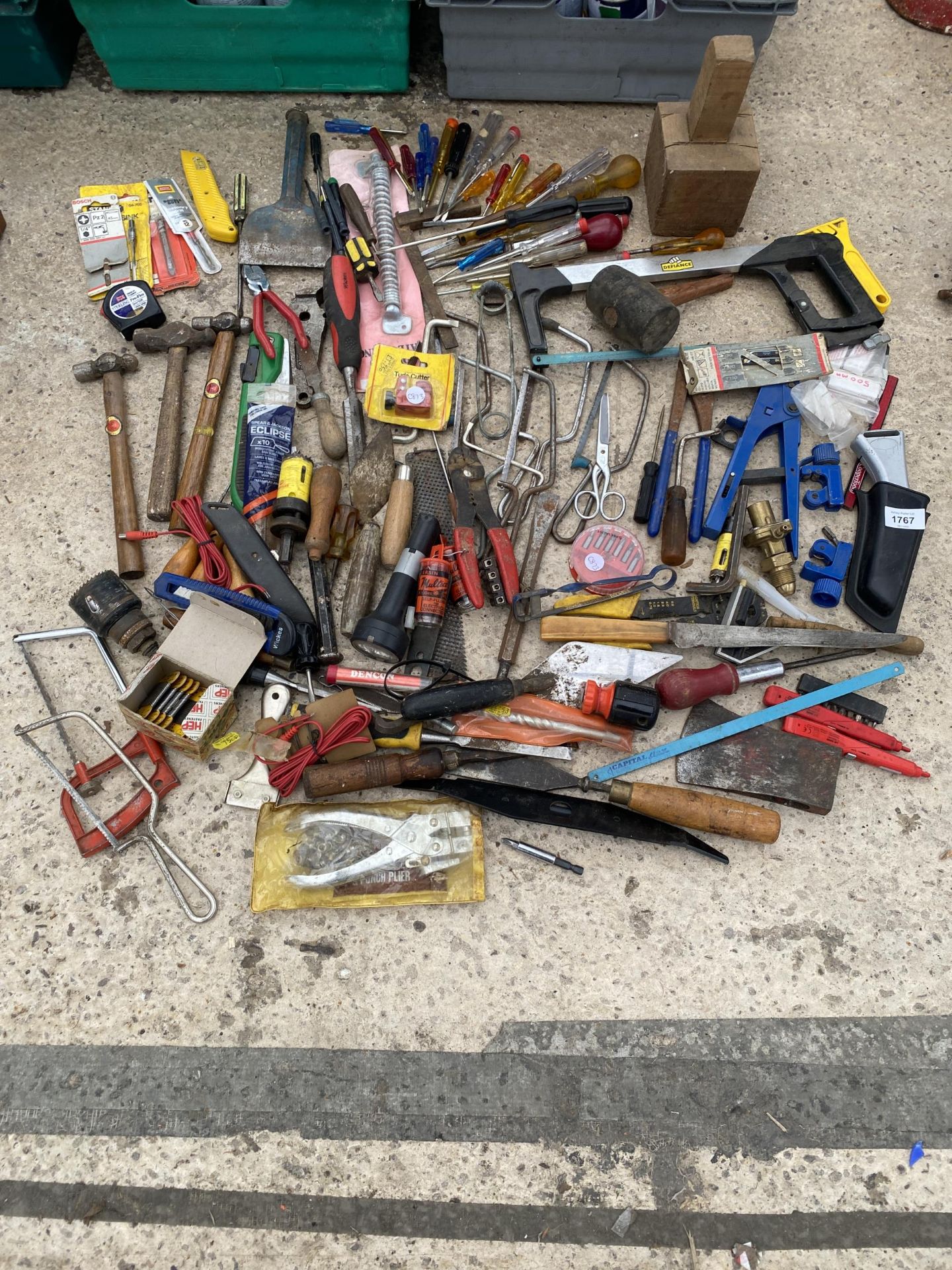 A LARGE ASSORTMENT OF HAND TOOLS TO INCLUDE SCREW DRIVERS, HAMMERS AND HACKSAWS ETC